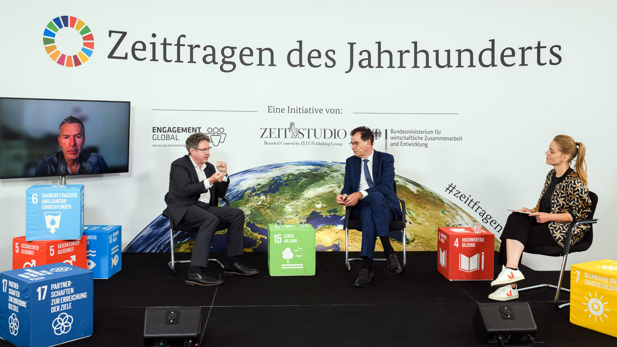 Von links: "Terra X"-Moderator Dirk Steffens, WWF-Vorstand Christoph Heinrich, Bundesentwicklungsminister Gerd Müller und die Moderatorin Sabine Pusch bei der Diskussion zu SDG 15 