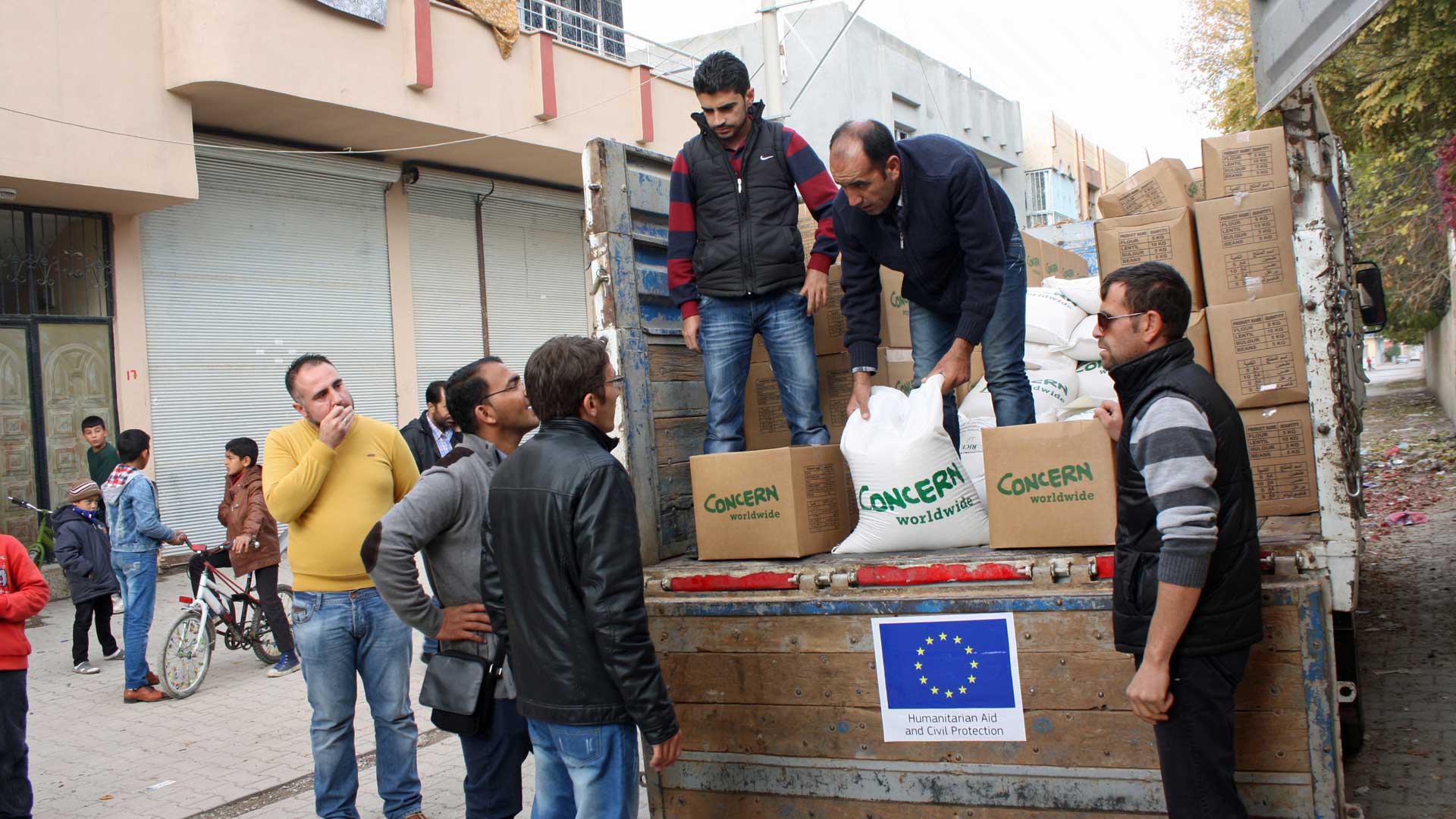 Hilfslieferung, die von einer Partnerorganisation des Europäischen Amts für humanitäre Hilfe (ECHO) an syrische Flüchtlinge in der Stadt Suruç im Südosten der Türkei verteilt wird