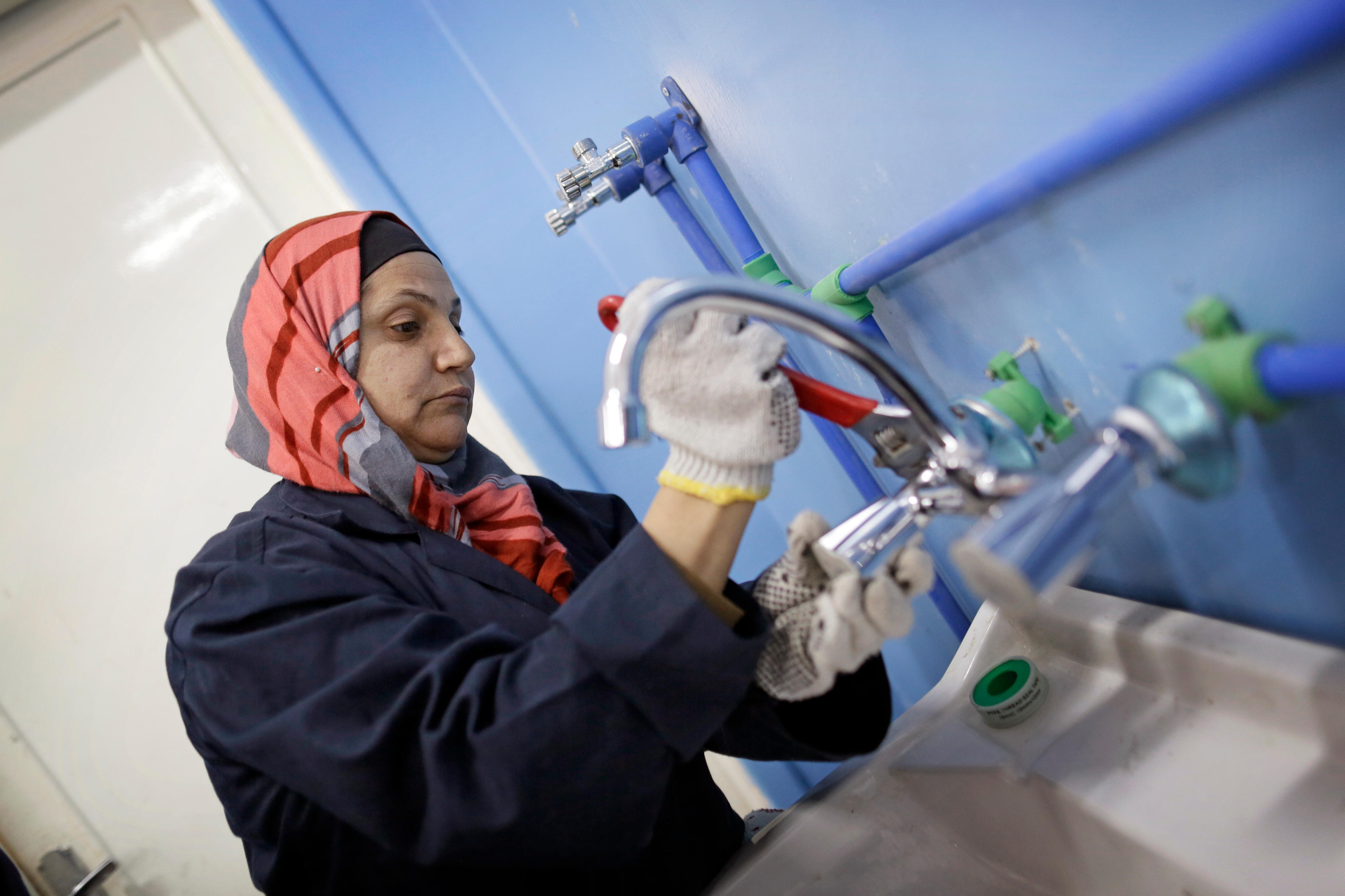 Im Berufsbildungszentrum der Stadt Mafraq in Jordanien werden Frauen zu Klempnerinnen ausgebildet.