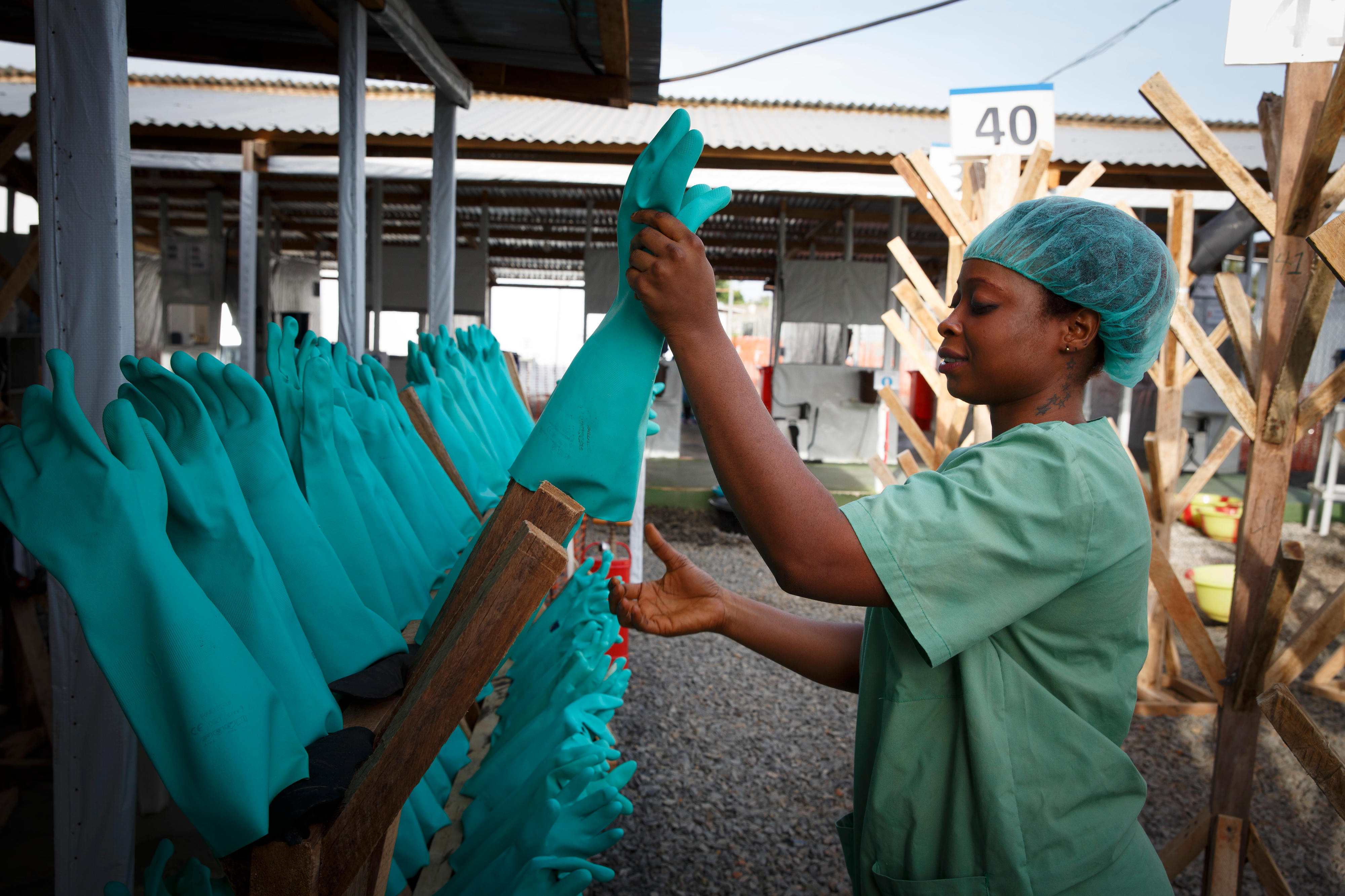 Trocknende Gummihandschuhe in einer deutschen Einrichtung zur Versorgung von Ebola-Patienten in Monrovia, Liberia
