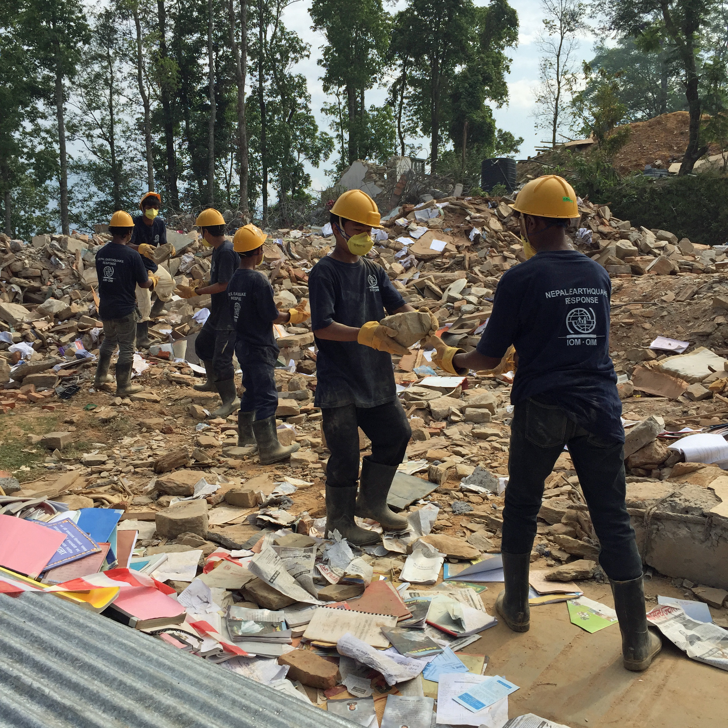 Nach dem schweren Erdbeben in Nepal 2015 werden mit Unterstützung der Internationalen Organisation für Migration (IOM) im Ort Chautara Trümmer beseitigt.