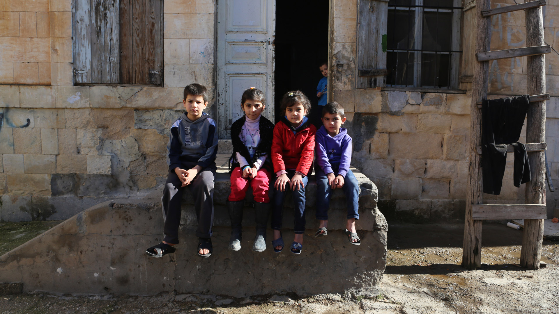 Syrische Flüchtlingskinder vor ihrer Unterkunft in der libanesischen Stadt Baalbek