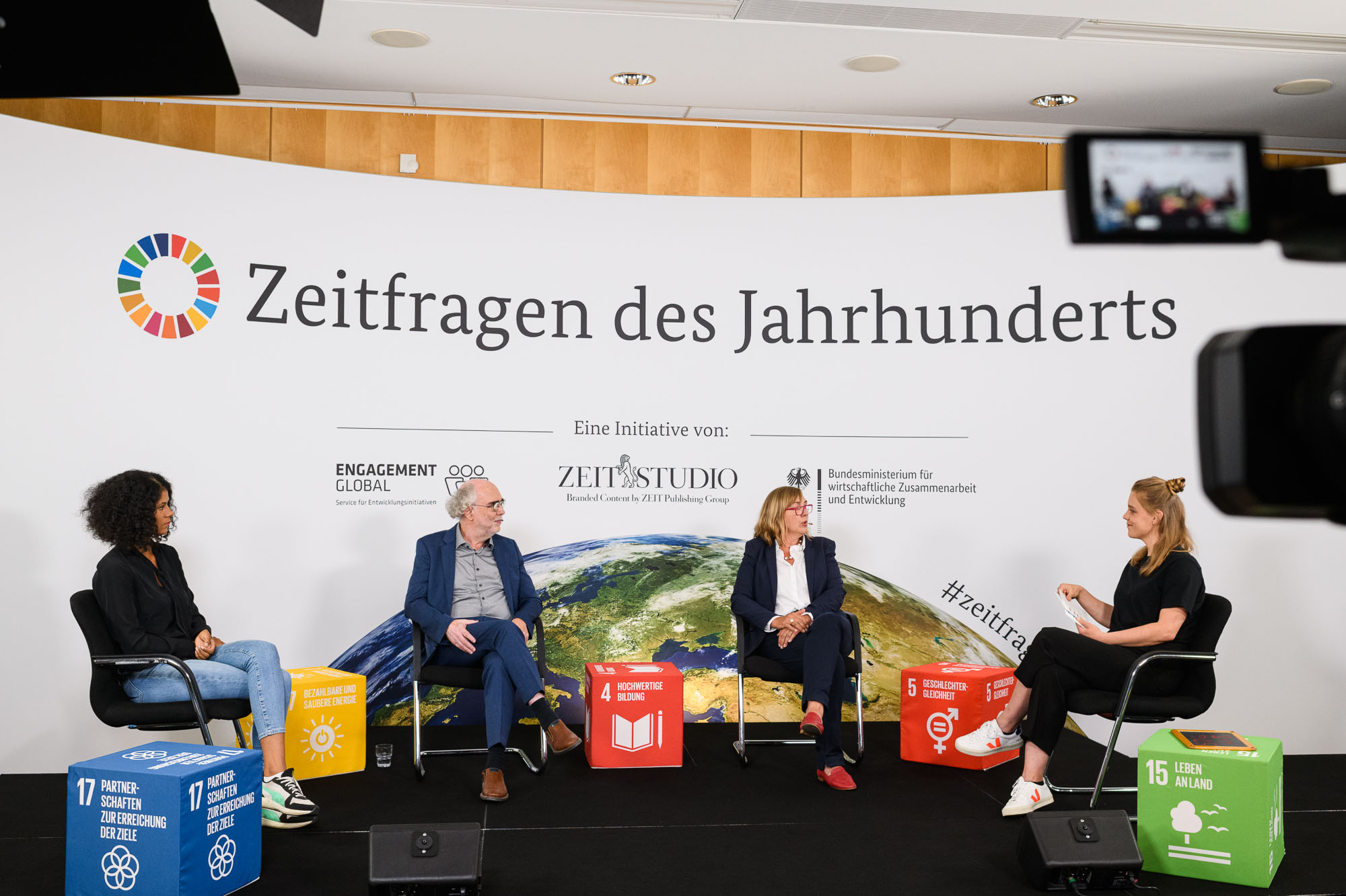 Von links: Jamila Tressel, Schule im Aufbruch, Peter Spiegel, Zukunftsforscher, Kathrin Hartkopf, Sprecherin des Vorstands von Plan International und die Moderatorin Sabine Pusch bei der Diskussion zu den SDGs 4 und 5