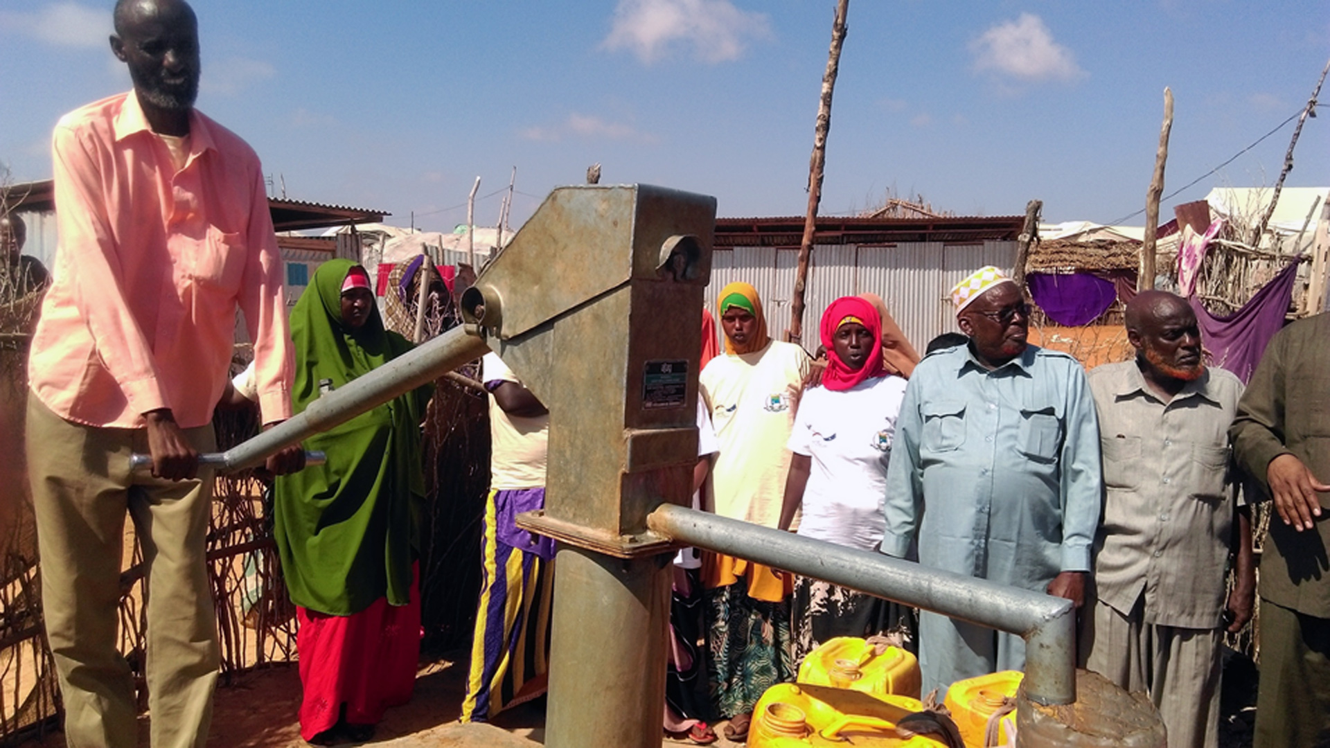 Einweihung eines neuen Brunnens in einem Camp für Binnenvertriebene und Rückkehrer