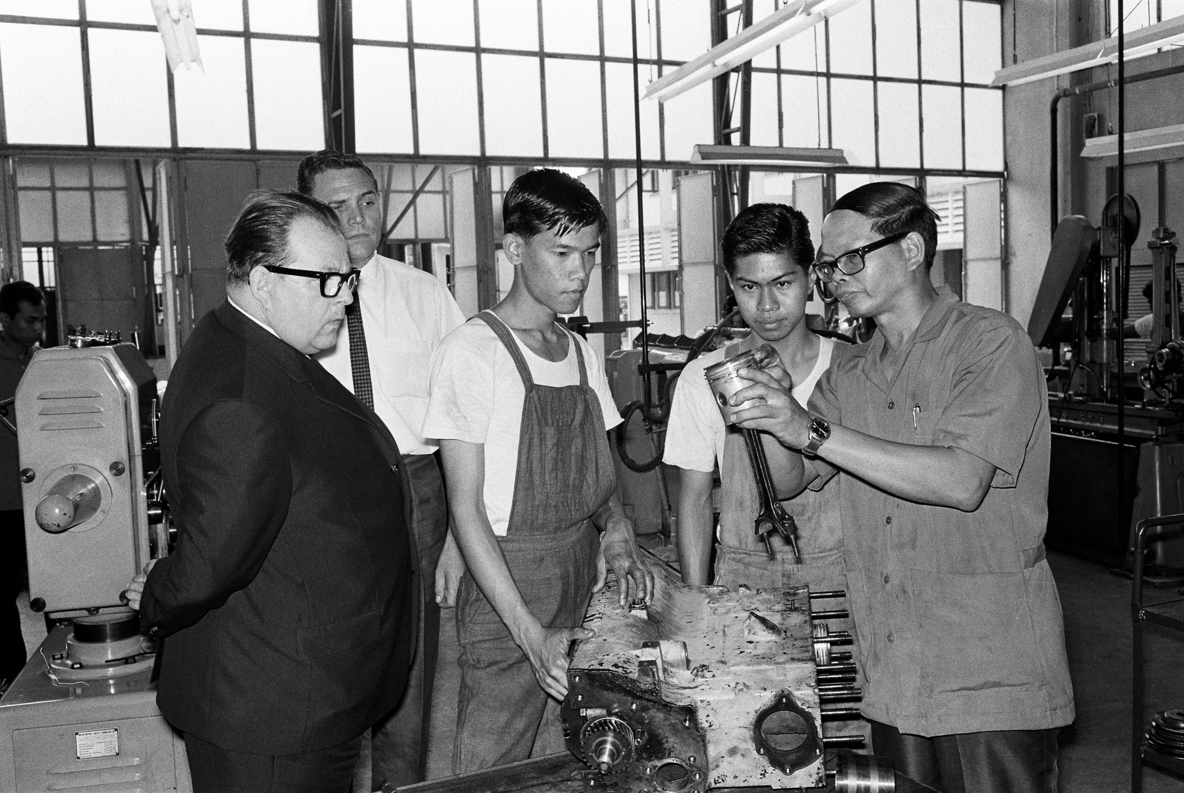 Bundesminister Hans-Jürgen Wischnewski beim Besuch einer technischen Schule in Thailand, 1967