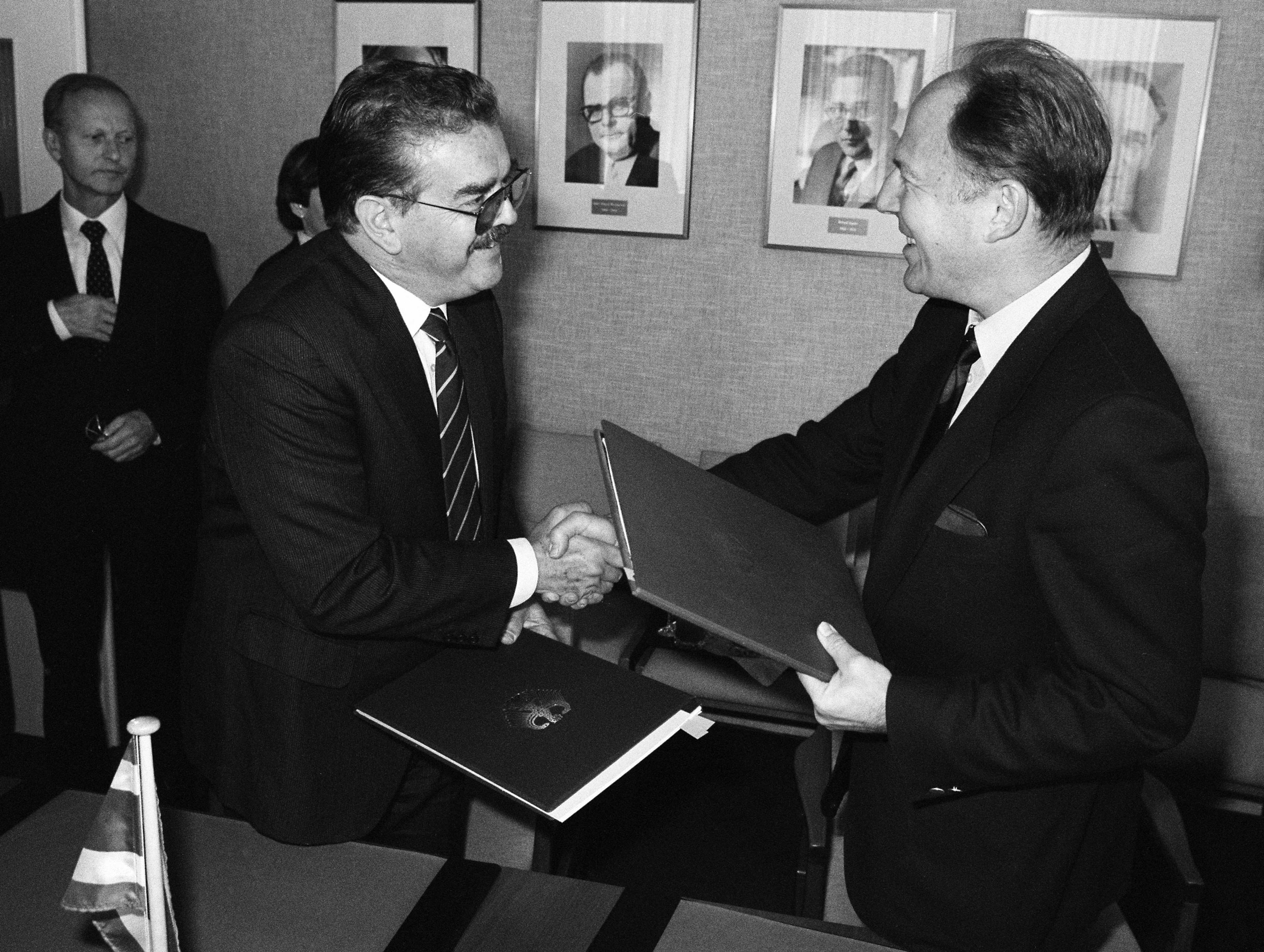 Bun­des­mi­nis­ter Jür­gen Warn­ke (rechts) und Cos­ta Ri­cas Au­ßen­mi­nis­ter Car­los Jo­sé Gu­tier­rez tau­schen 1985 im Bun­des­mi­nis­te­ri­um für wirt­schaft­li­che Zu­sam­men­ar­beit in Bonn nach Un­ter­zeich­nung ei­nes Fi­nanz­hil­fe­ab­kom­mens zwi­schen bei­den Län­dern die Ur­kun­den aus.
