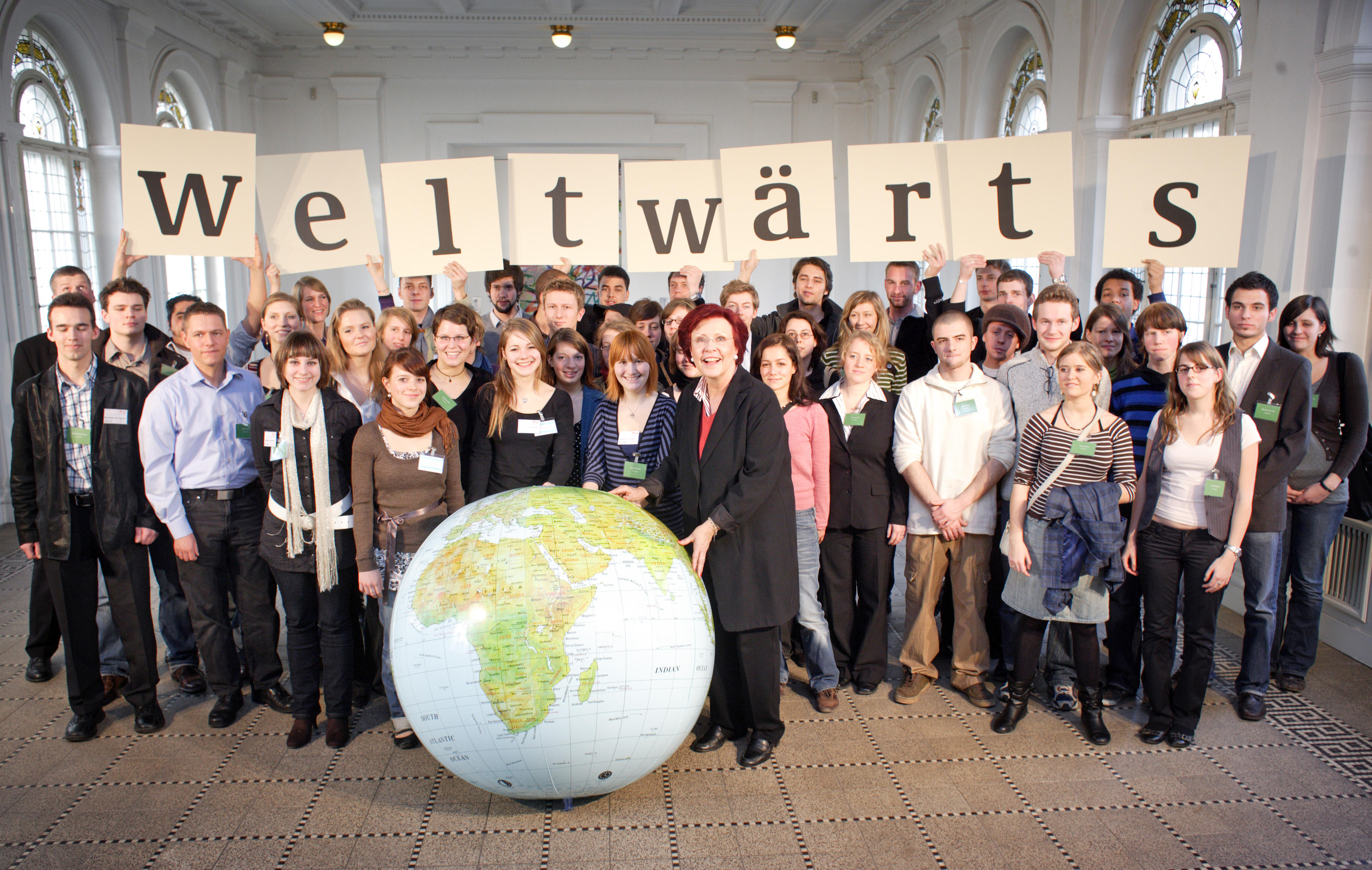 Entwicklungsministerin Heidemarie Wieczorek-Zeul bei der Verabschiedung der ersten 50 Teilnehmerinnen und Teilnehmer des Freiwilligendienstes "weltwärts" 2008 in Berlin