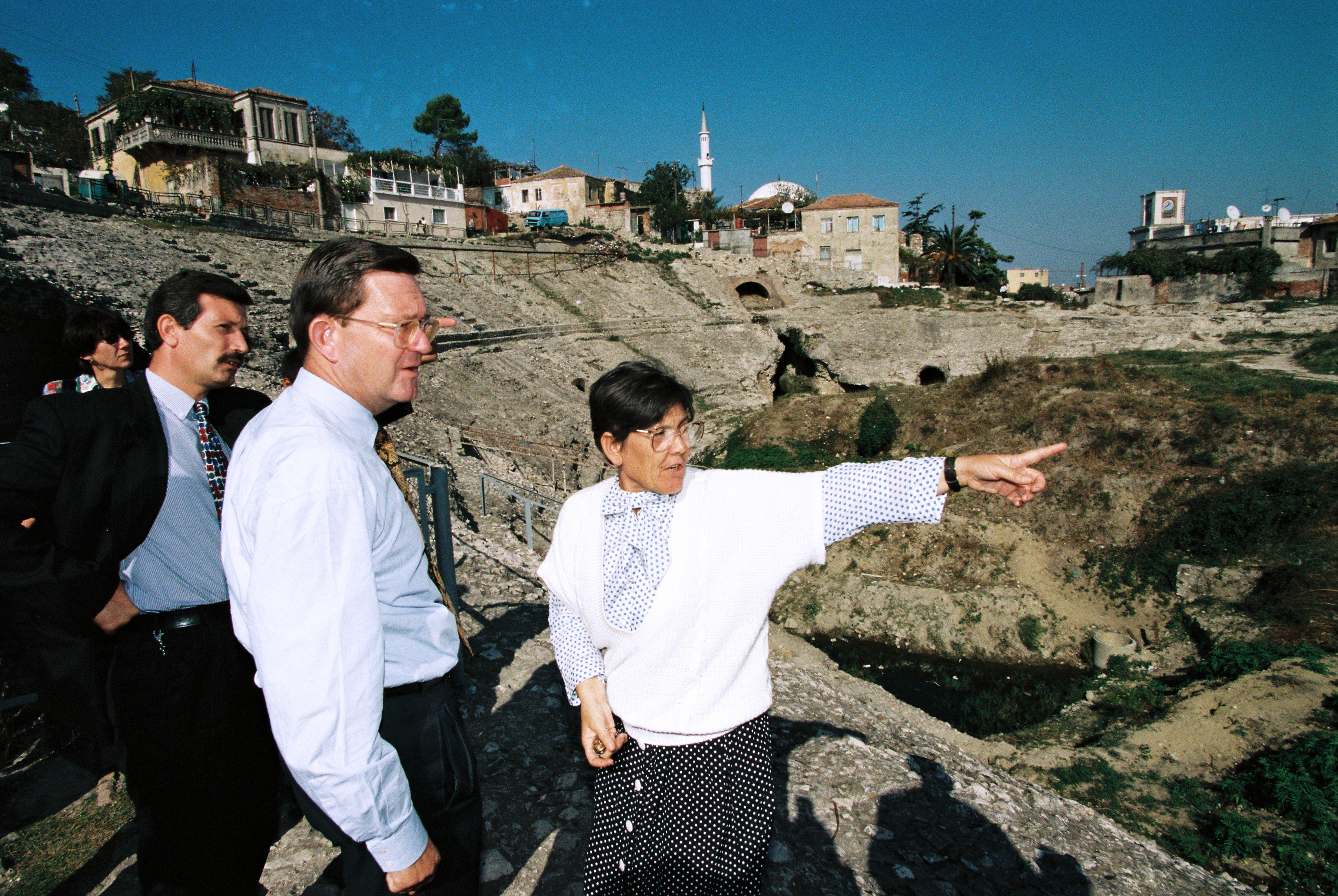 Bundesentwicklungsminister Carl-Dieter Spranger 1995 in Albanien