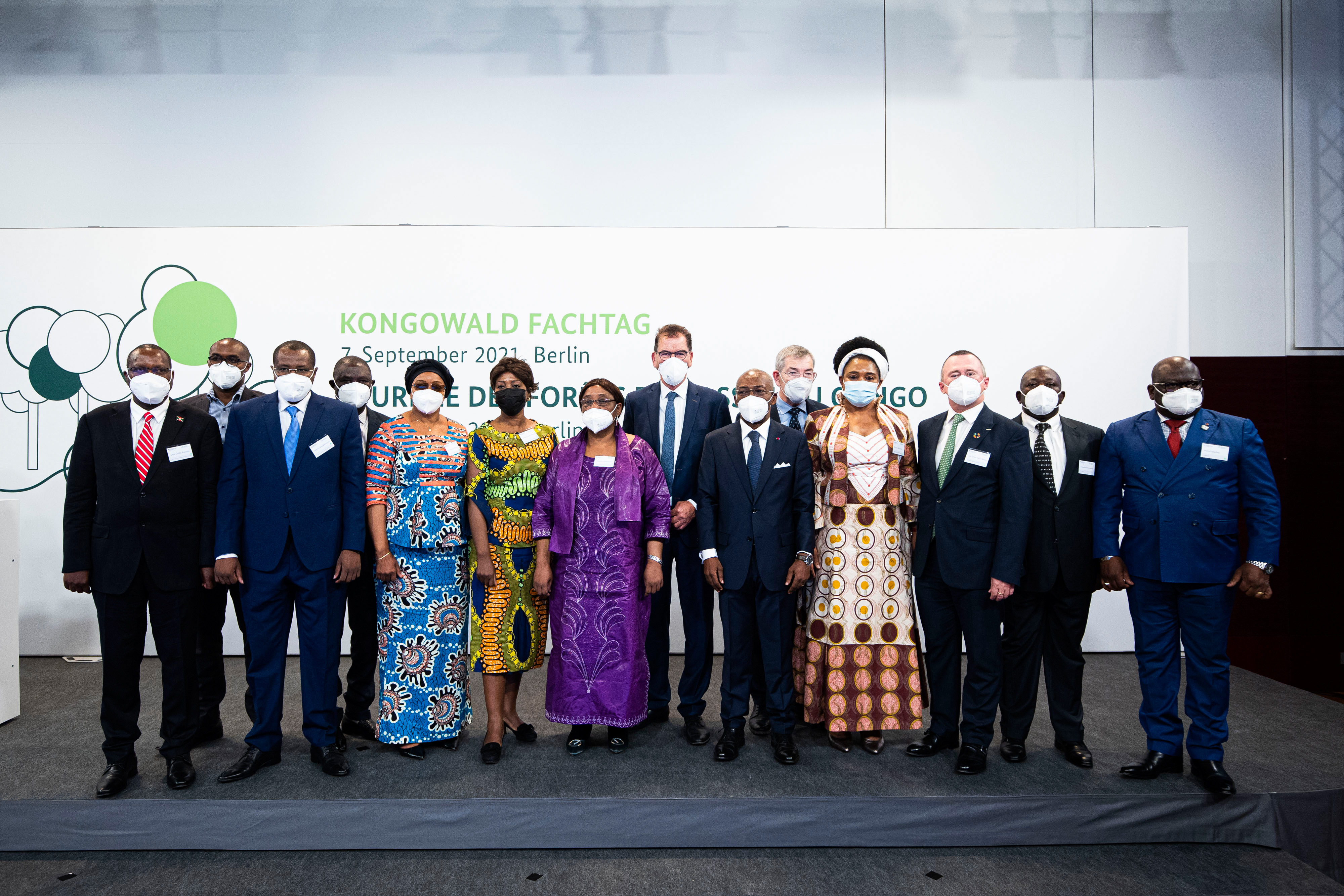 Vertreterinnen und Vertreter der Kongobecken-Anrainerstaaten mit Bundesentwicklungsminister Gerd Müller bei der Unterzeichnung der Deklaration zum Schutz des Regenwaldes in Berlin