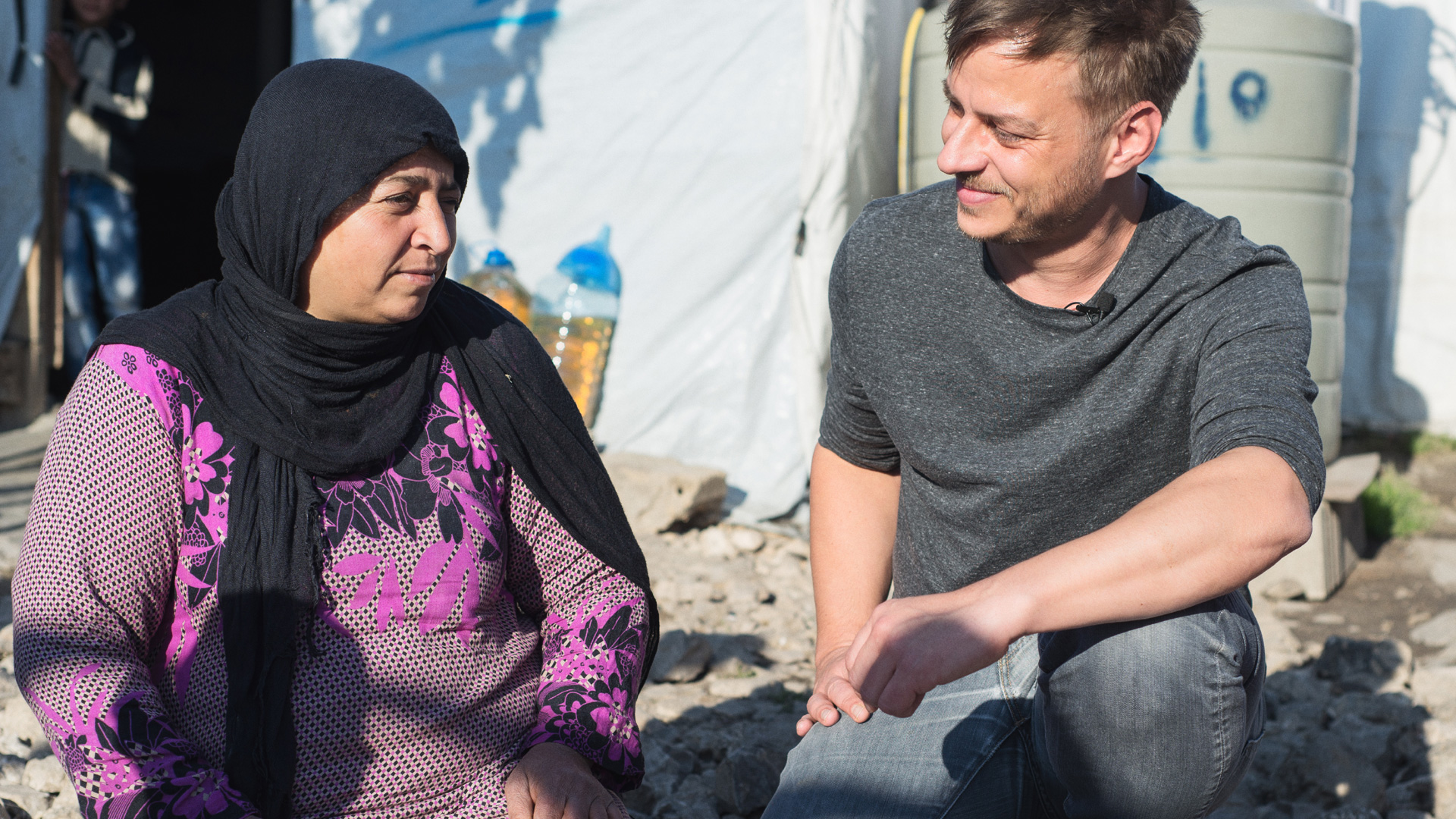 Game-of-Thrones-Star Tom Wlaschiha im Gespräch mit einer Bewohnerin eines Flüchtlingslagers im Libanon