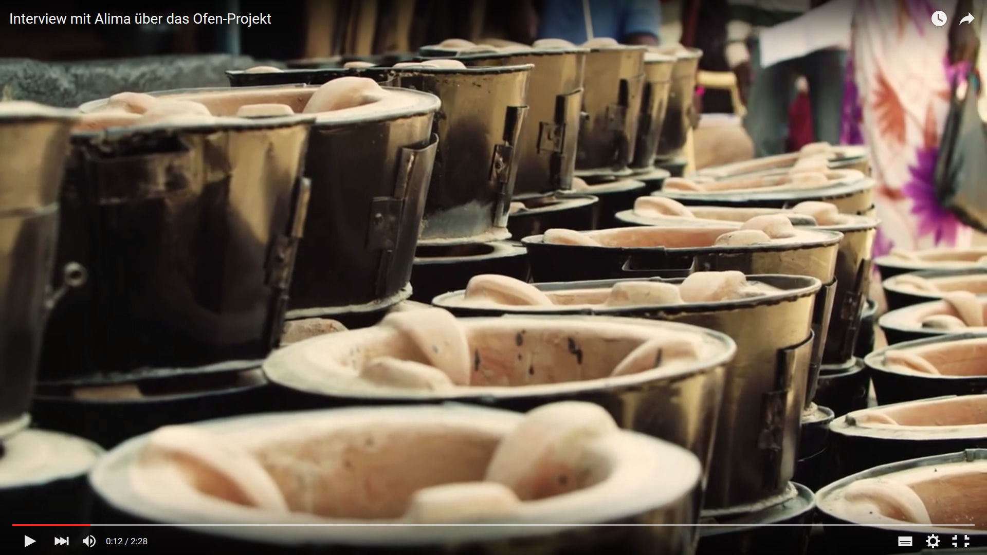 Standbild aus dem BMZ-Video über ein Ofen-Projekt für Flüchtlinge in Kenia
