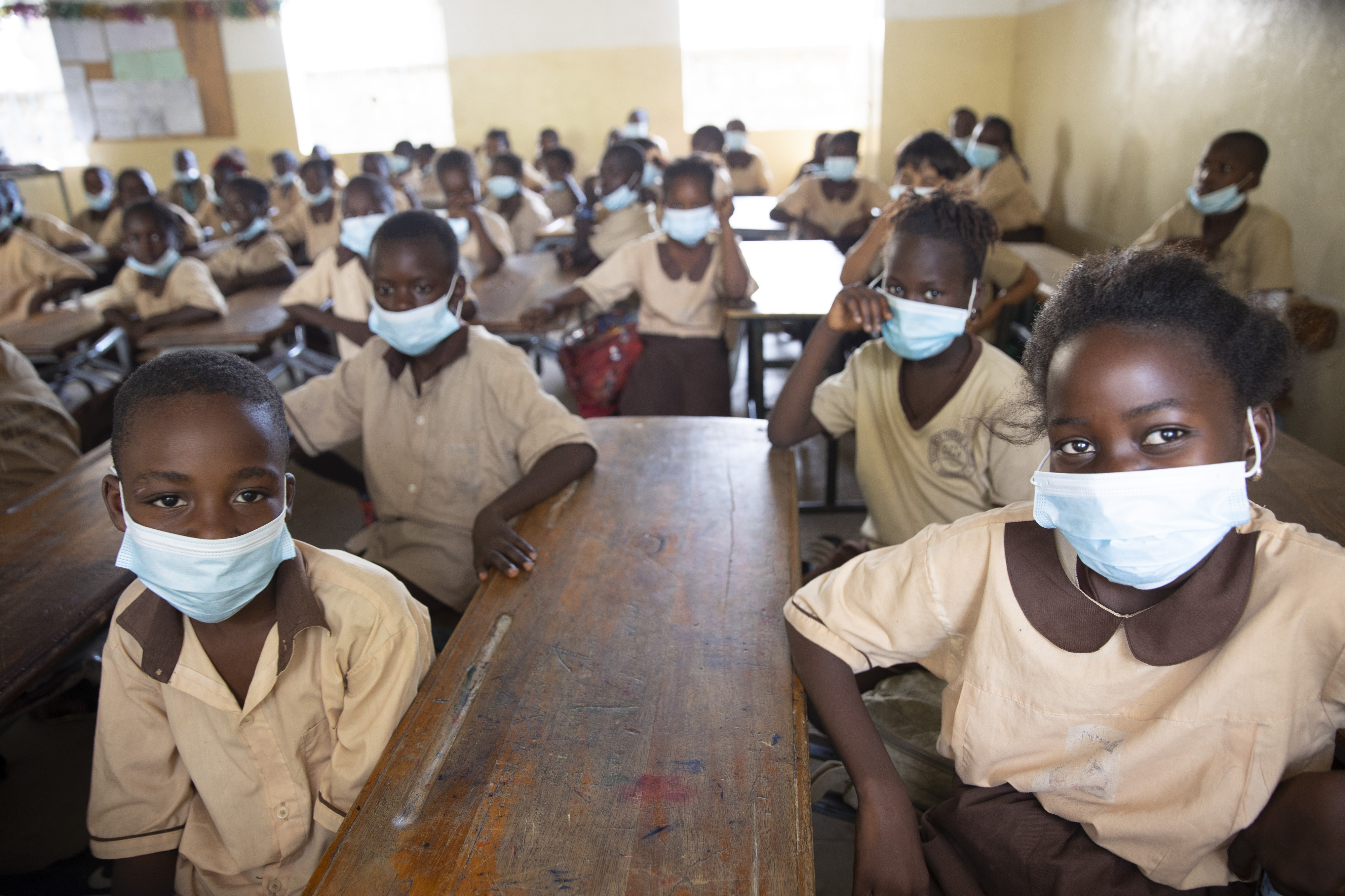 Zum Schutz gegen Corona tragen Schulkinder in Khombole, Senegal, medizinische Masken.