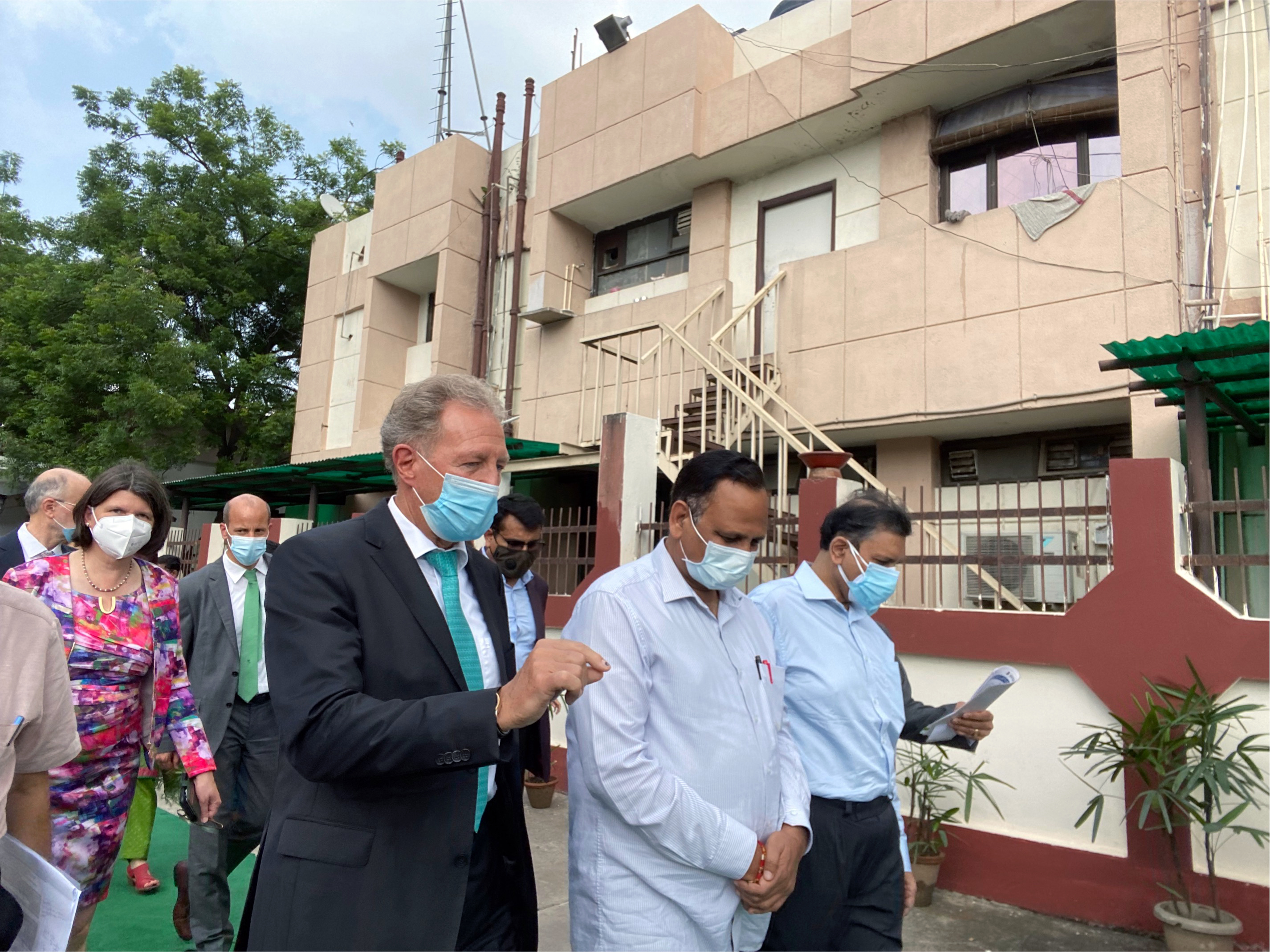 Parliamentary State Secretary Maria Flachsbarth and Parliamentary State Secretary Norbert Barthle with the Energy Minister of the Delhi Metropolitan Region at the opening of a solar plant with storage and charging points