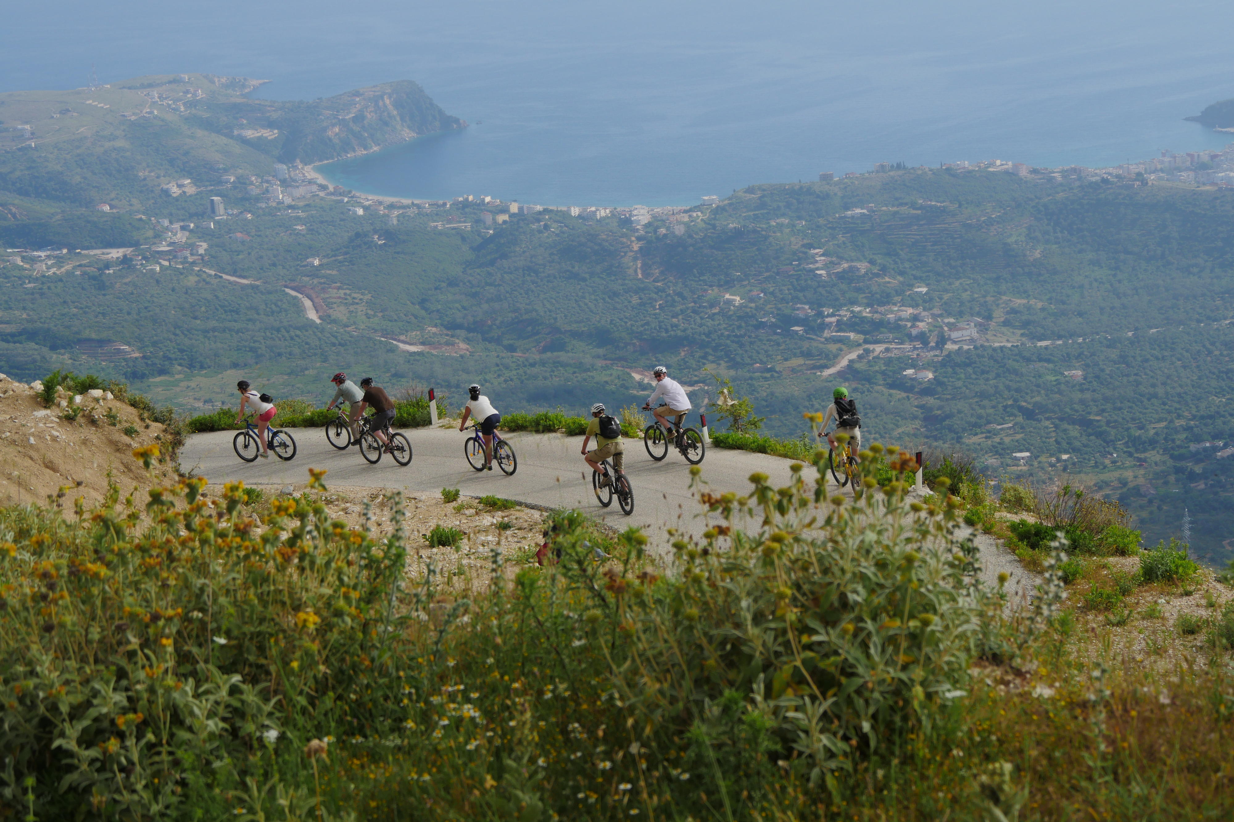 Fahrradtouristen an der Südküste Albaniens