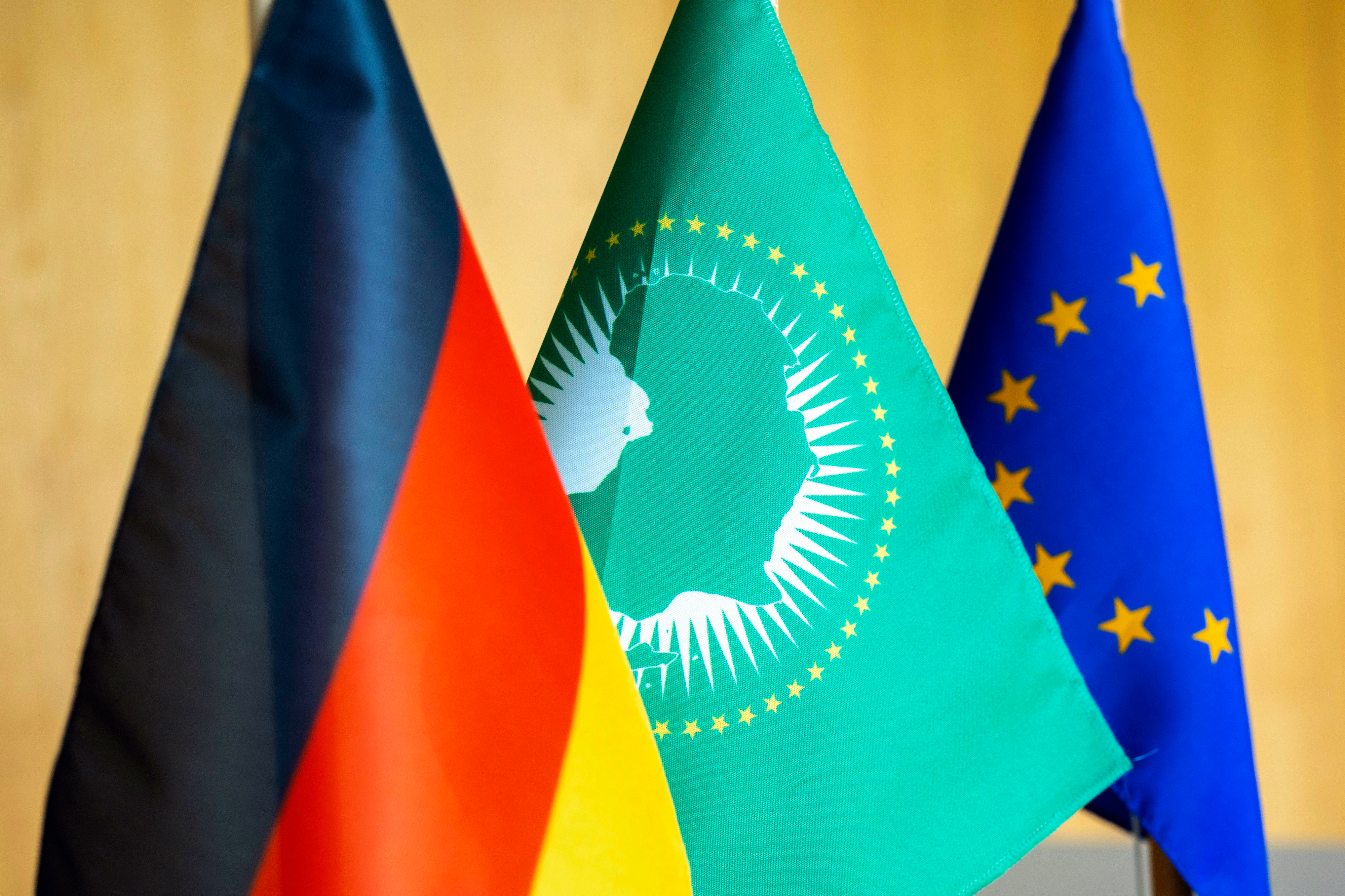 Von links: Flagge von Deutschland, der Afrikanischen Union und der Europäischen Union