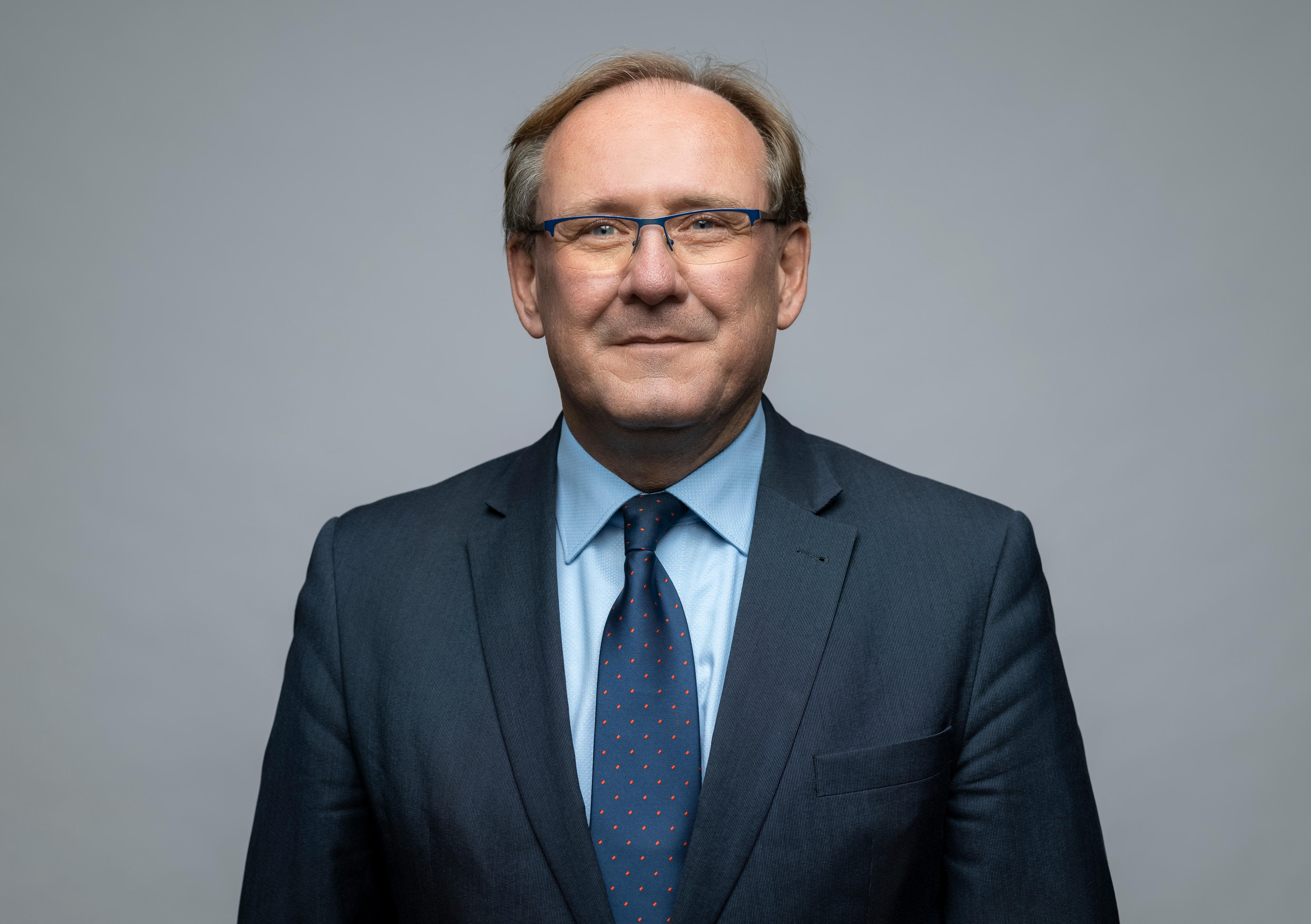 Dr. Stefan Oswald