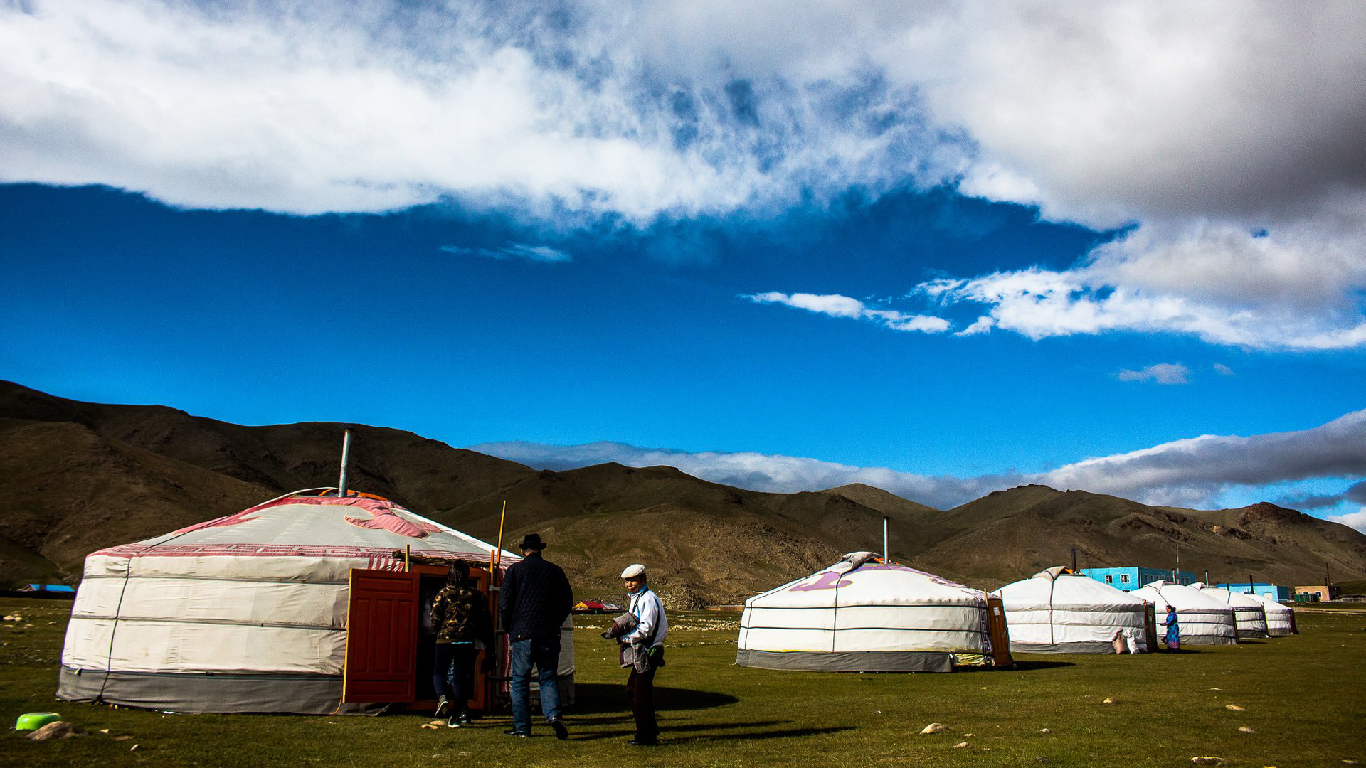 Touristen können in der Mongolei in Jurten übernachten.
