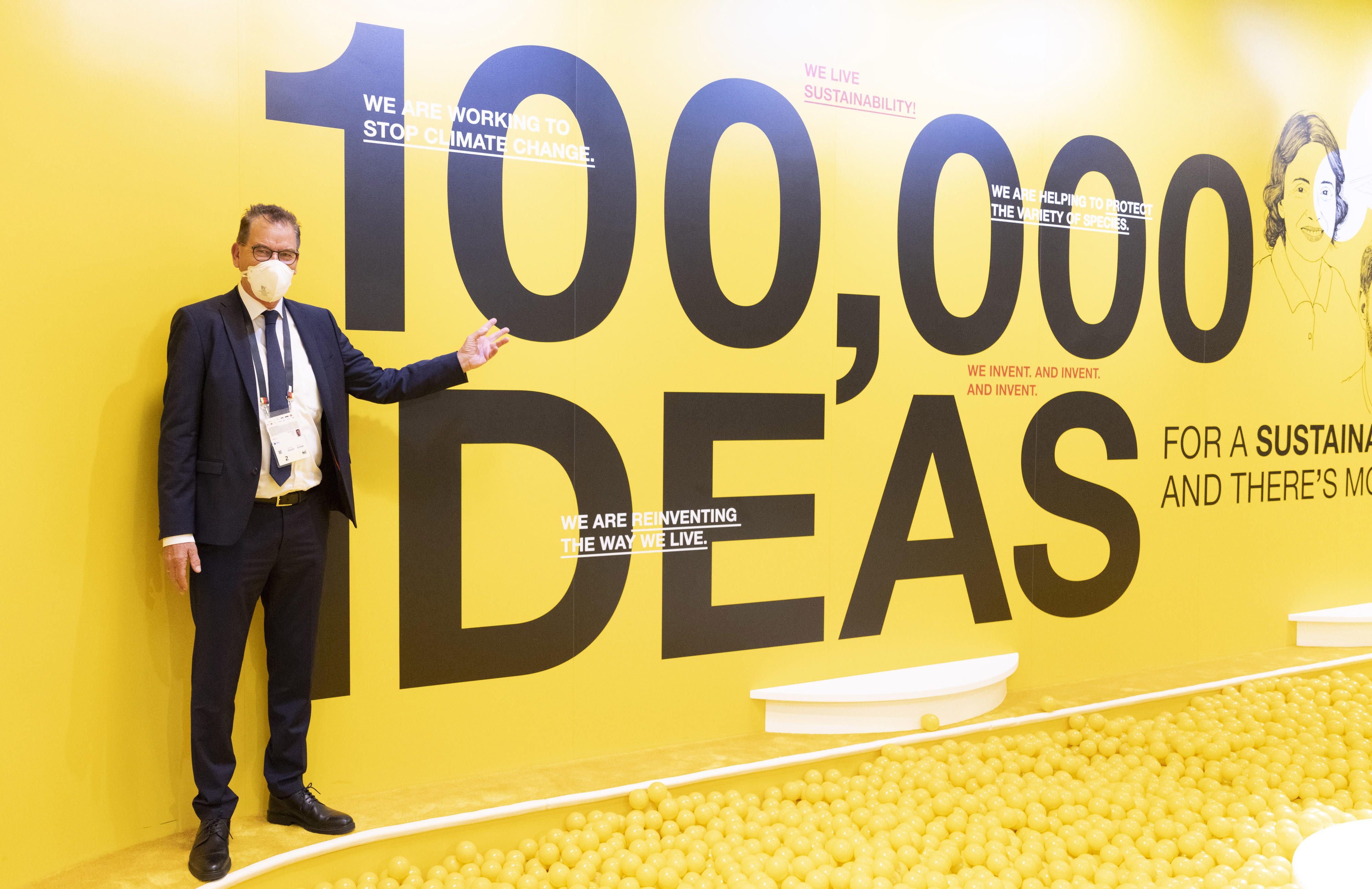 Entwicklungsminister Gerd Müller beim Besuch des Deutschen Pavillons auf der Expo 2020 in Dubai