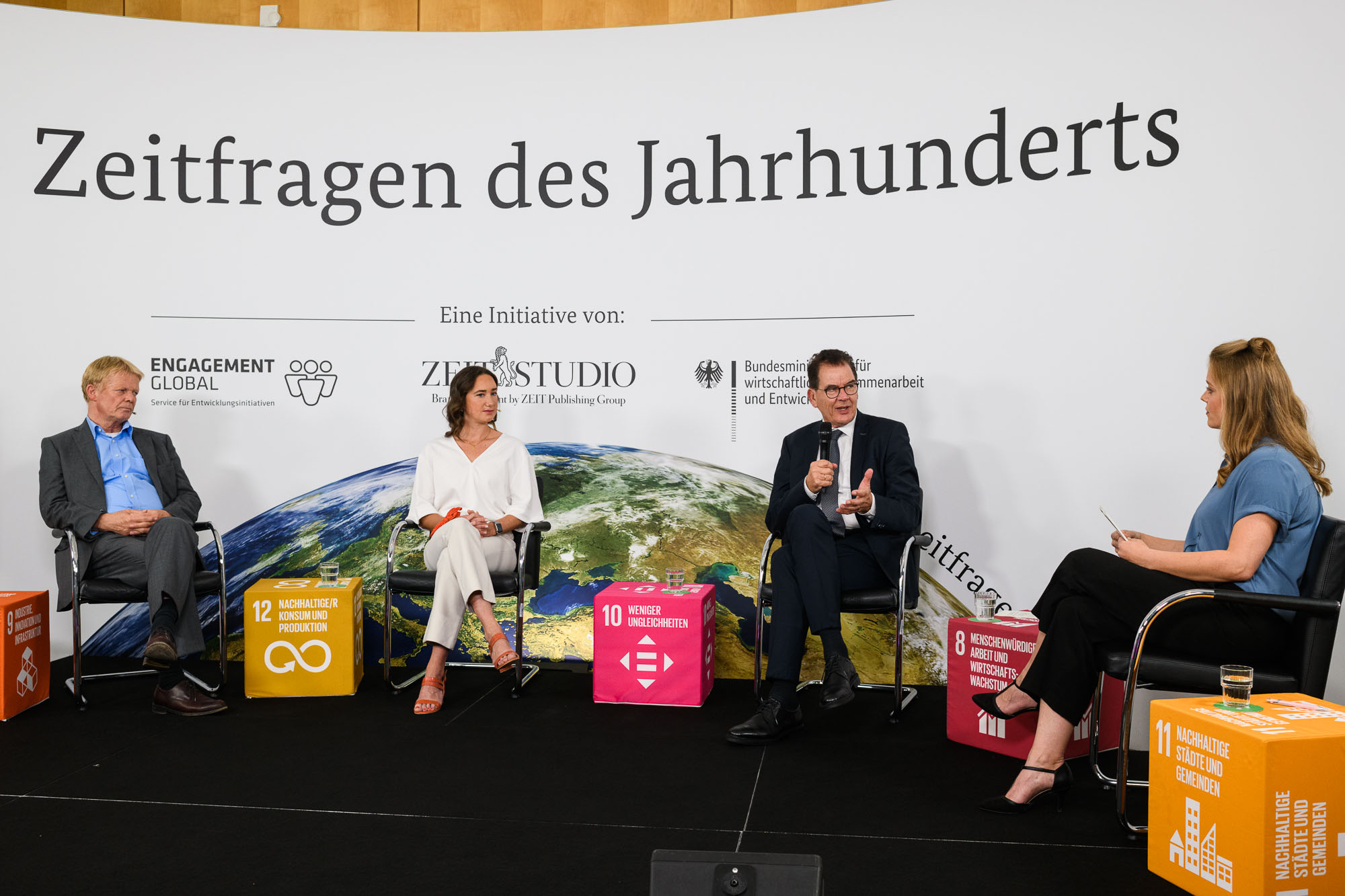 Von links: Reiner Hoffmann, Vorsitzender des Deutschen Gewerkschaftsbunds, Kristina Drenker, Koordinierende Botschafterin von ONE Young World, Bundesentwicklungsminister Gerd Müller und die Moderatorin Sabine Pusch bei der Diskussion zu den SDGs 8 und 10