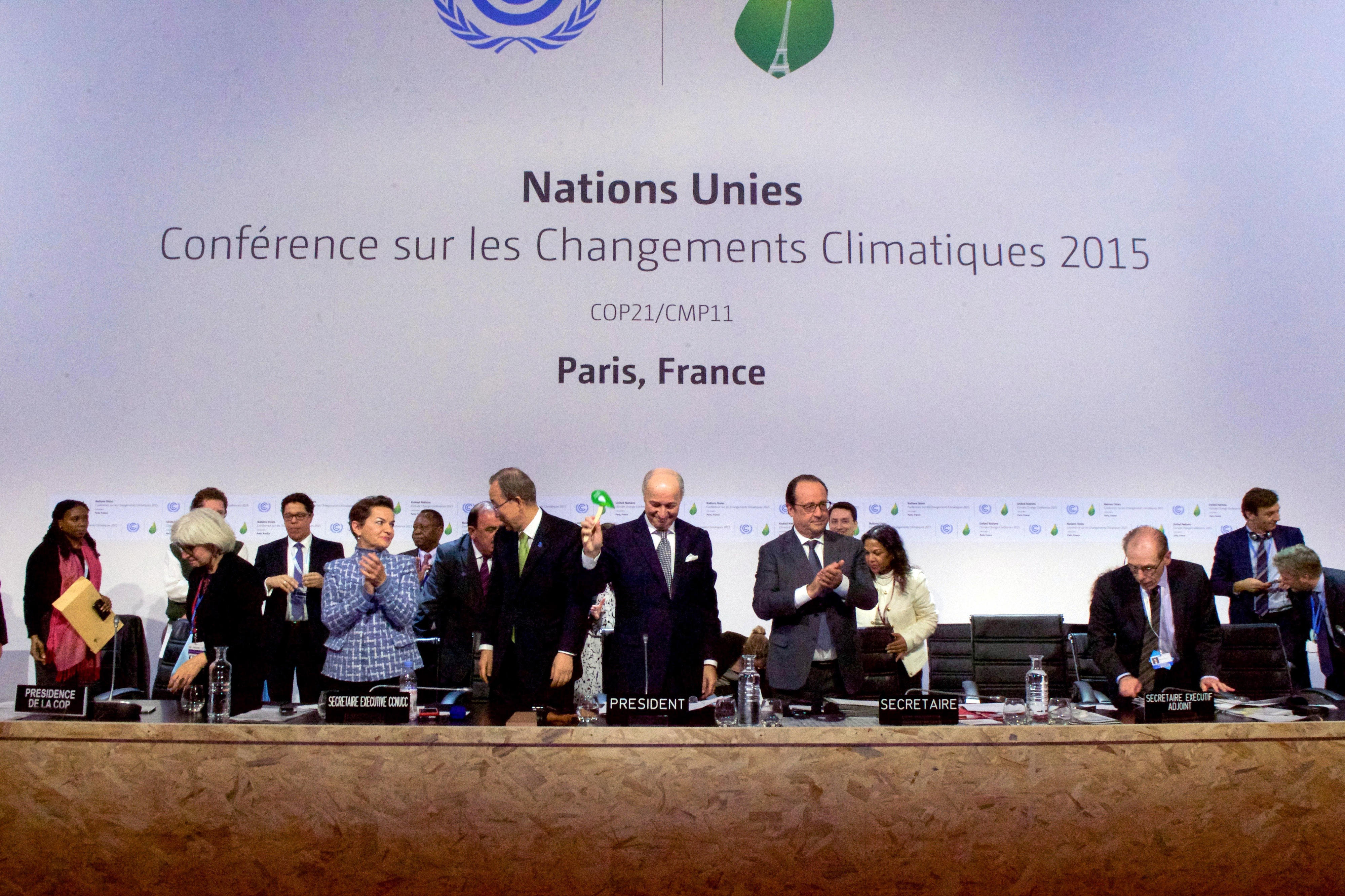 Der damalige französische Außenminister Laurent Fabius – Präsident der COP21-Klimakonferenz – schlägt am 12. Dezember 2015 den Hammer nieder, nachdem Vertreter von 196 Ländern während der UN-Klimakonferenz auf dem Flughafen Le Bourget in Paris, Frankreich, ein weitreichendes Umweltabkommen verabschiedet haben.