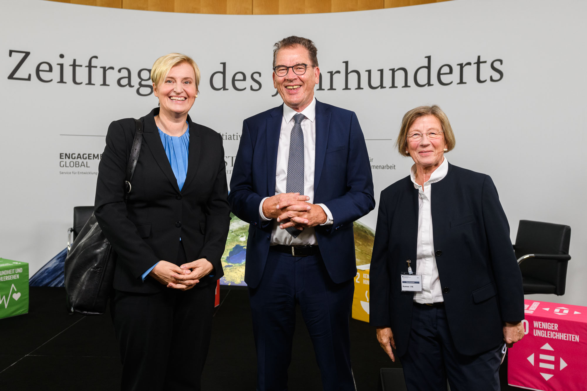 Bundesentwicklungsminister Gerd Müller mit Dagmar Pruin, Präsidentin des Hilfswerks Brot für die Welt (links) und Marlehn Thieme, Präsidentin der Welthungerhilfe (rechts)