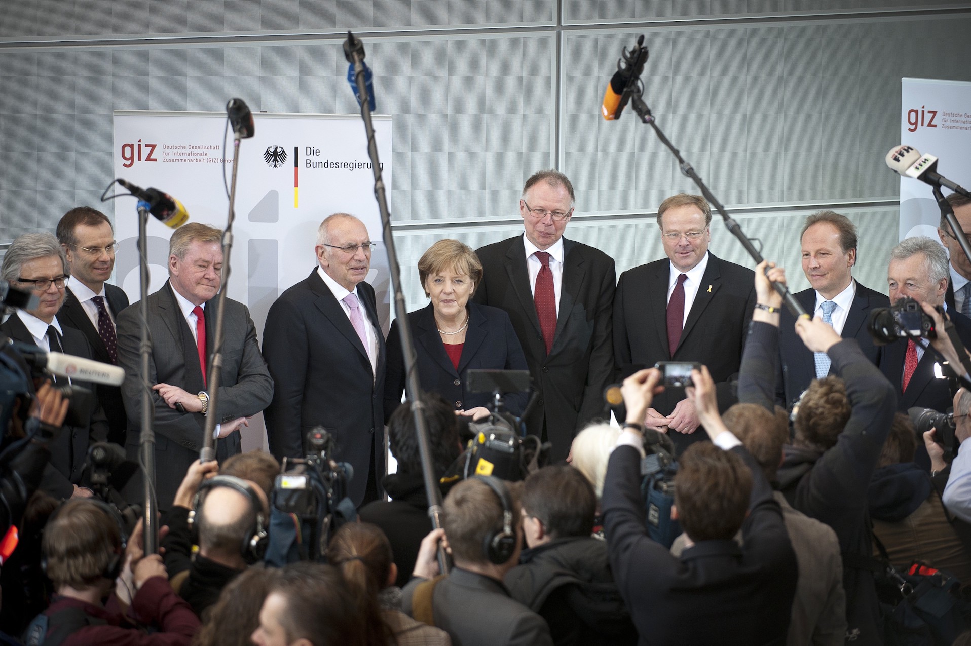Bundeskanzlerin Angela Merkel und Bundesminister Dirk Niebel bei einem Besuch der GIZ-Zentrale in Eschborn im März 2011