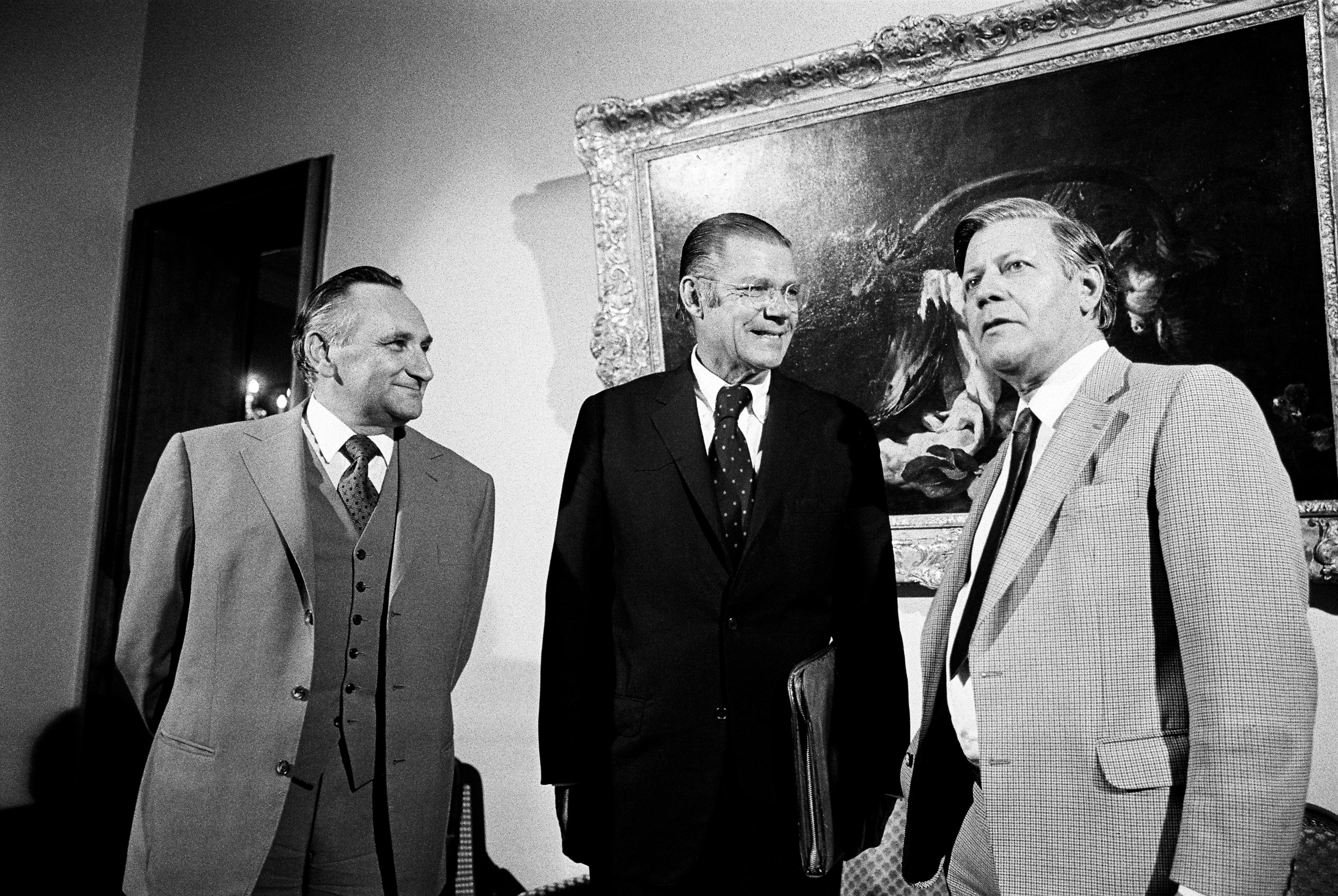 Weltbankpräsident Robert McNamara trifft Bundeskanzler Helmut Schmidt und Bundesminister Egon Bahr im Palais Schaumburg in Bonn, 1975