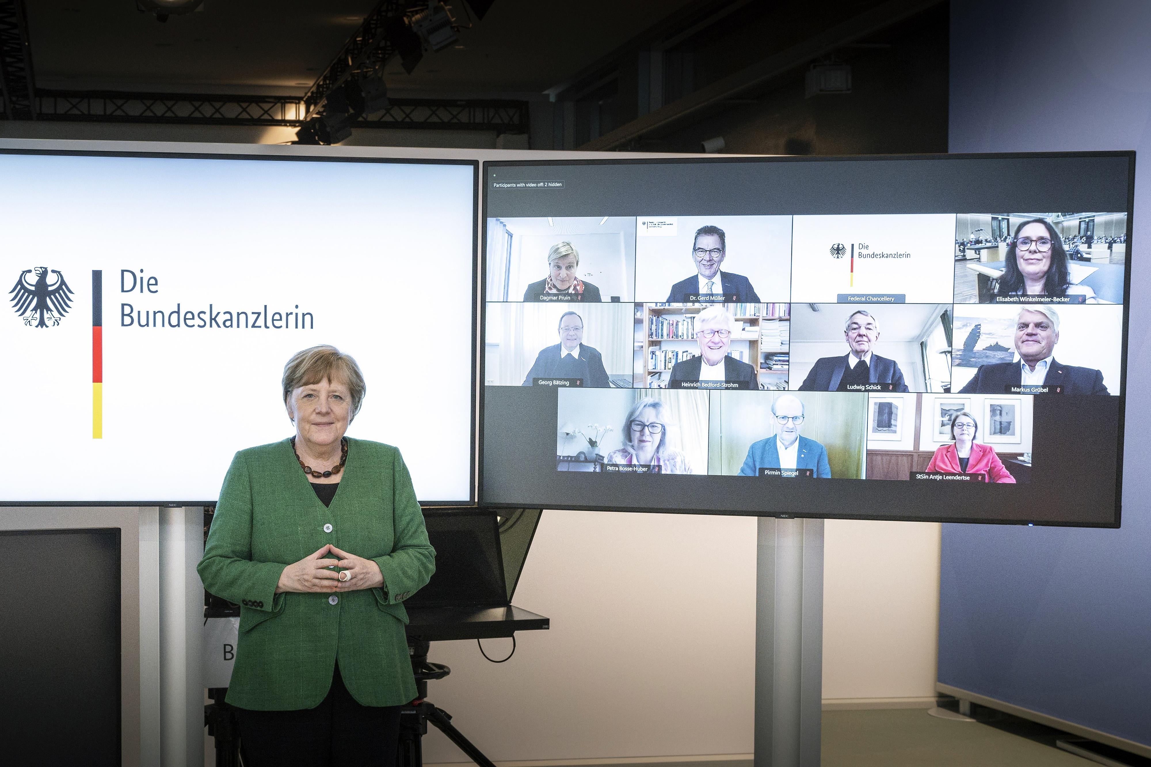 Videokonferenz der damaligen Bundes­kanzlerin Angela Merkel und des damaligen Bundes­ministers Gerd Müller mit Ver­treter­innen und Ver­tretern der evangelischen und katho­lischen Kirche im April 2021