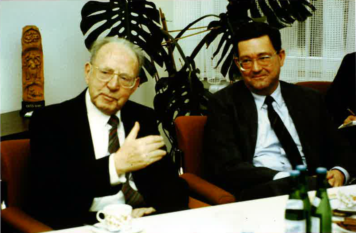 Bundesminister Carl-Dieter Spranger zu Besuch bei Karl Kübel in den 1990er Jahren