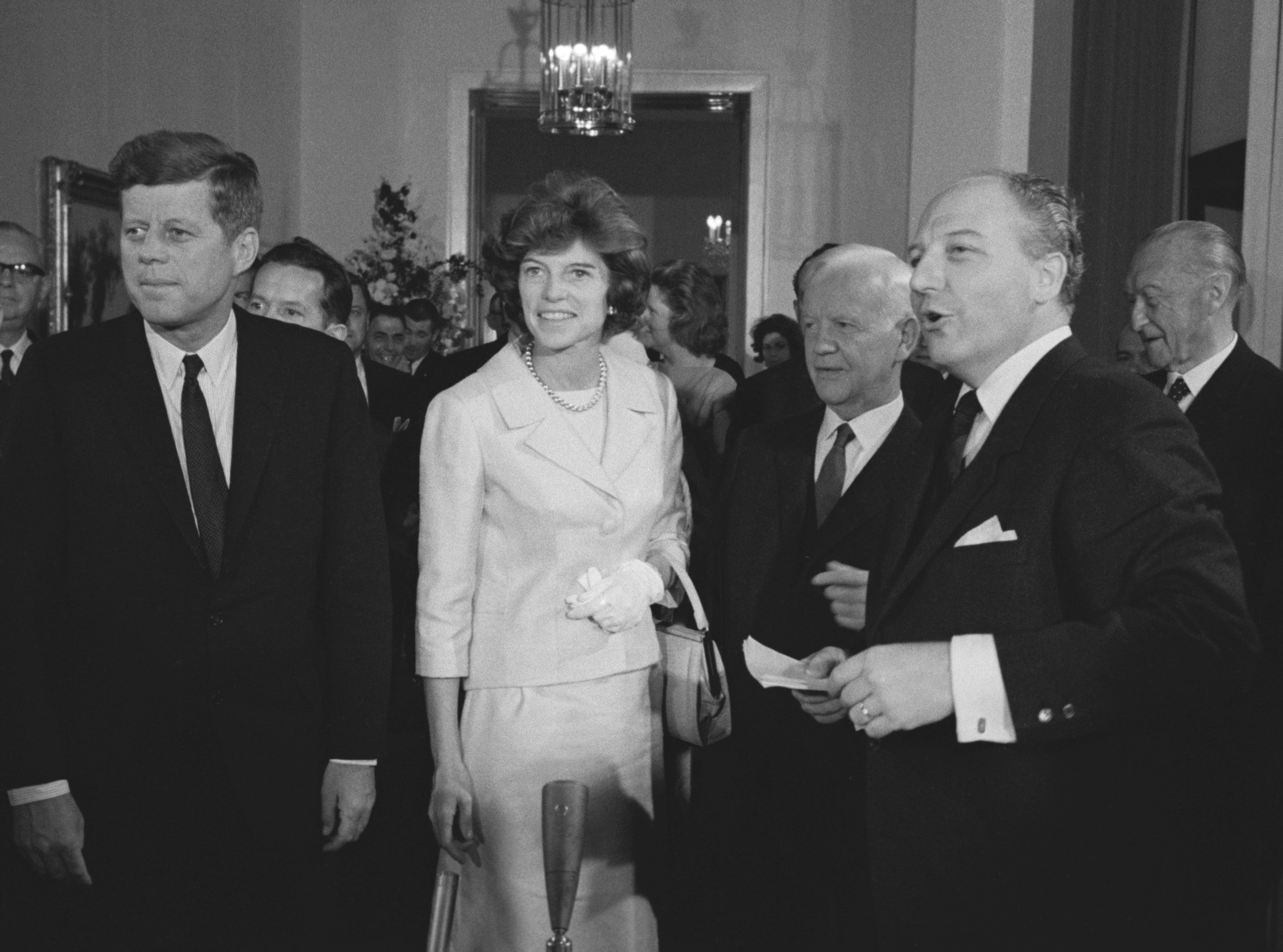 Bundesminister Walter Scheel bei der Gründung des Deutschen Entwicklungsdienstes 1963, neben John F. Kennedy, seiner Schwester Eunice Kennedy Shriver, Bundespräsident Heinrich Lübke und Bundeskanzler Konrad Adenauer