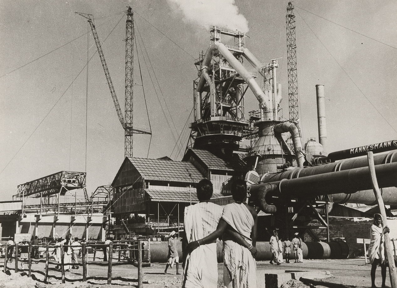 Arbeiterinnen vor einem Hochofen des Hüttenwerks Rourkela in Indien, 1959