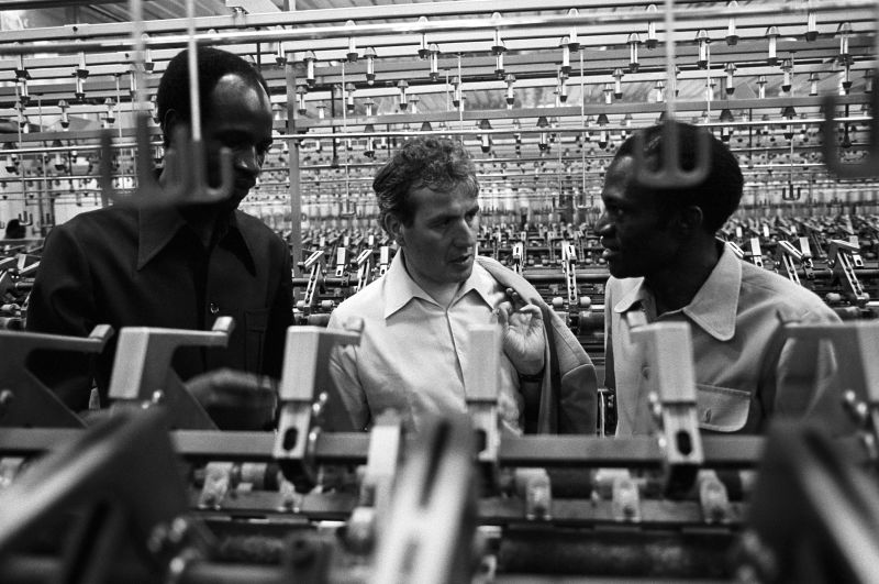 Bundesminister Rainer Offergeld im Gespräch mit Arbeitern der Voltex-Textilfabrik in Koudougou, Burkina Faso, 1978