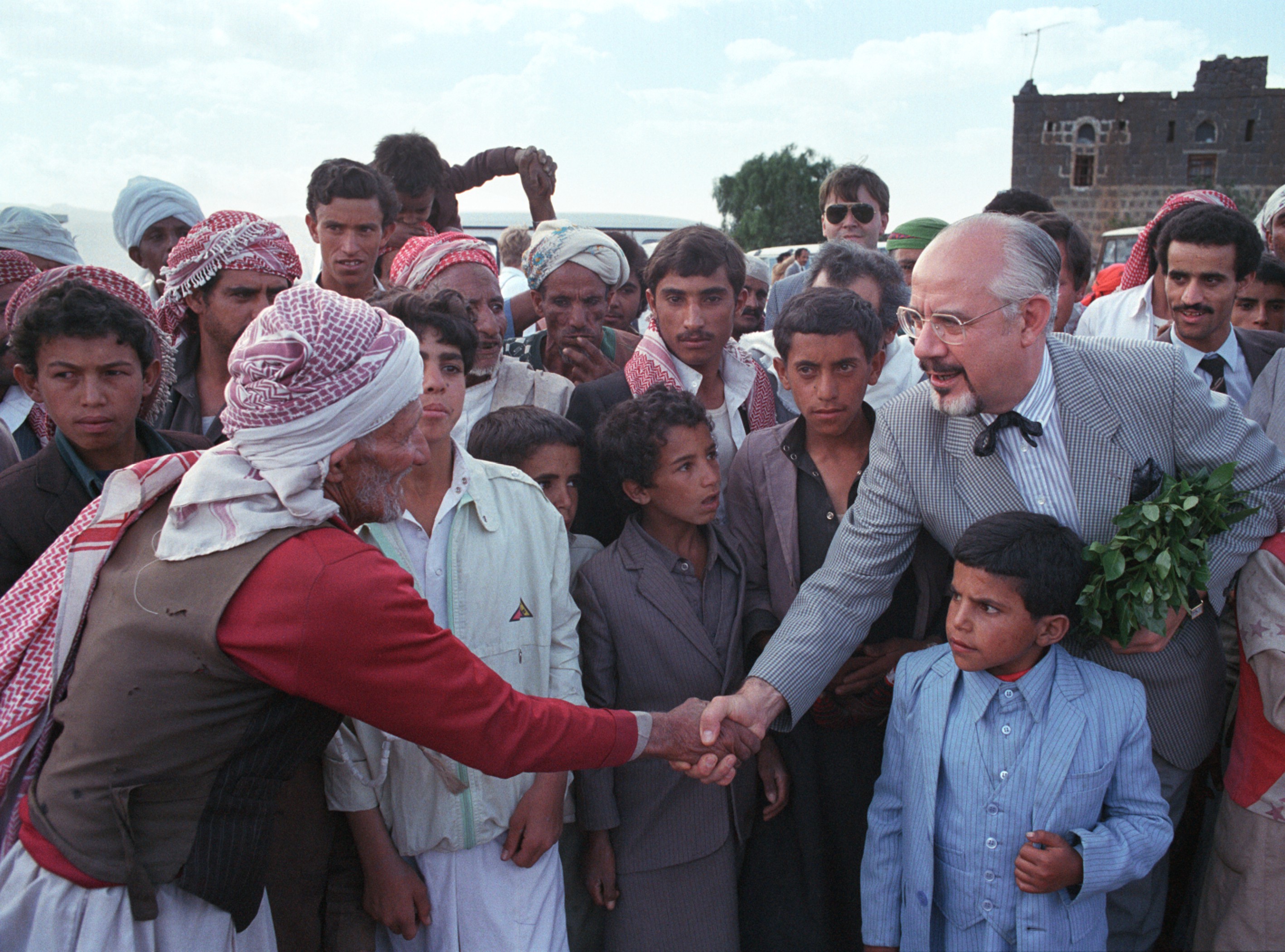 Bundesminister Hans Klein beim Besuch der Gesundheitsstation Amed im Hochland des vom Bürgerkrieg und anderen Konflikten gezeichneten Nordjemen, 1987