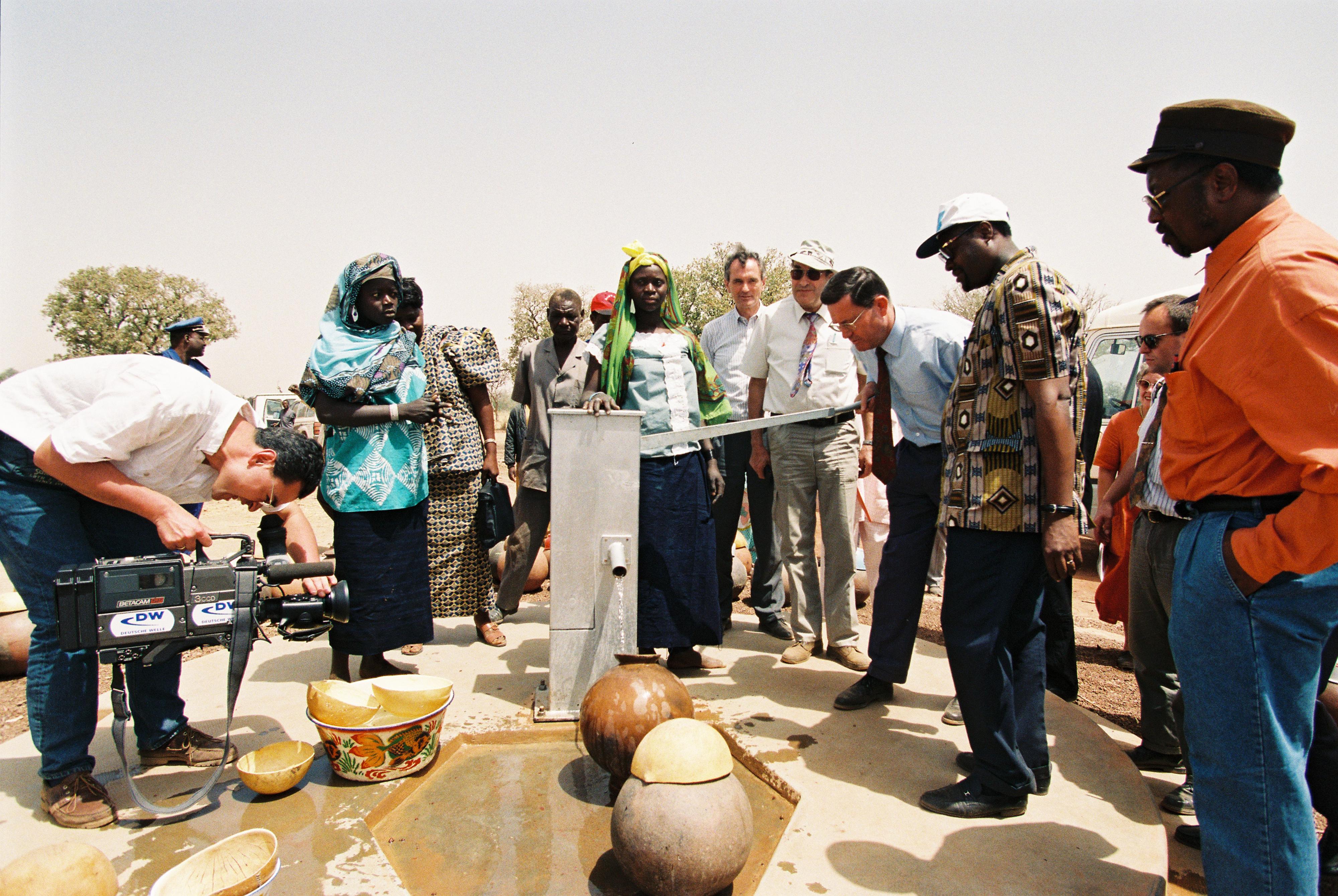 Bundesminister Carl-Dieter Spranger weiht 1997 in Burkina Faso einen Tiefbrunnen ein.