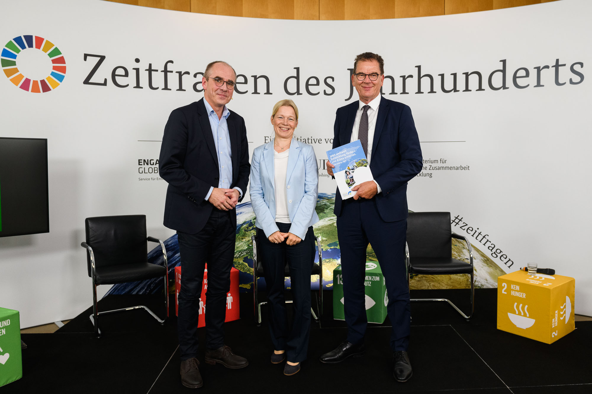 Entwicklungsminister Gerd Müller (rechts) mit Estelle Herlyn, wissenschaftliche Leiterin des Kompetenzzentrums für nachhaltige Entwicklung an der FOM-Hochschule Düsseldorf und Christian Schneider, Geschäftsführer von UNICEF Deutschland