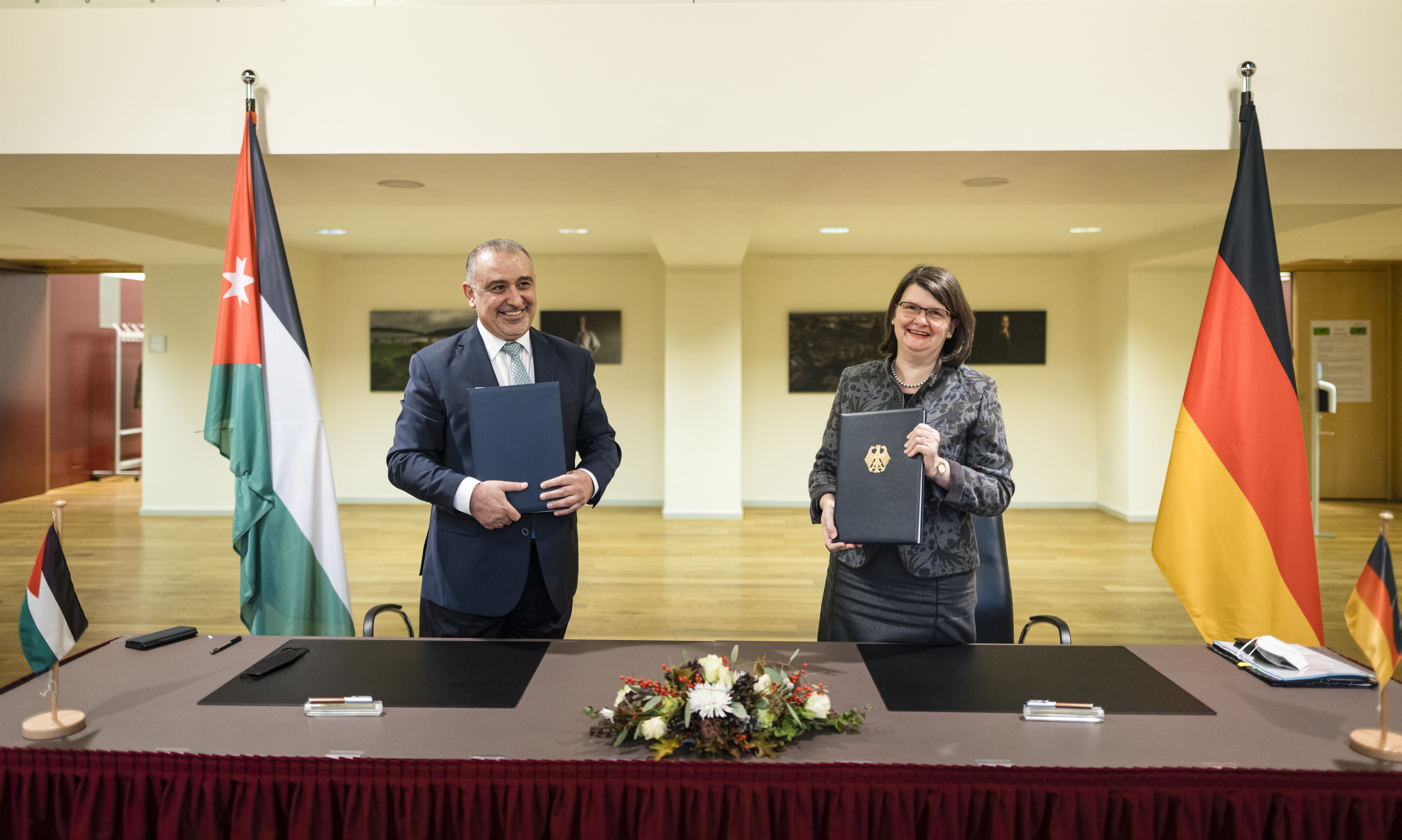 Nasser Shraideh, Minister für Planung und Internationale Kooperation in Jordanien, und Maria Flachsbarth, Parlamentarische Staatssekretärin beim Bundesminister für wirtschaftliche Zusammenarbeit und Entwicklung, während der Regierungsverhandlungen mit Jordanien im Oktober 2021 in Berlin