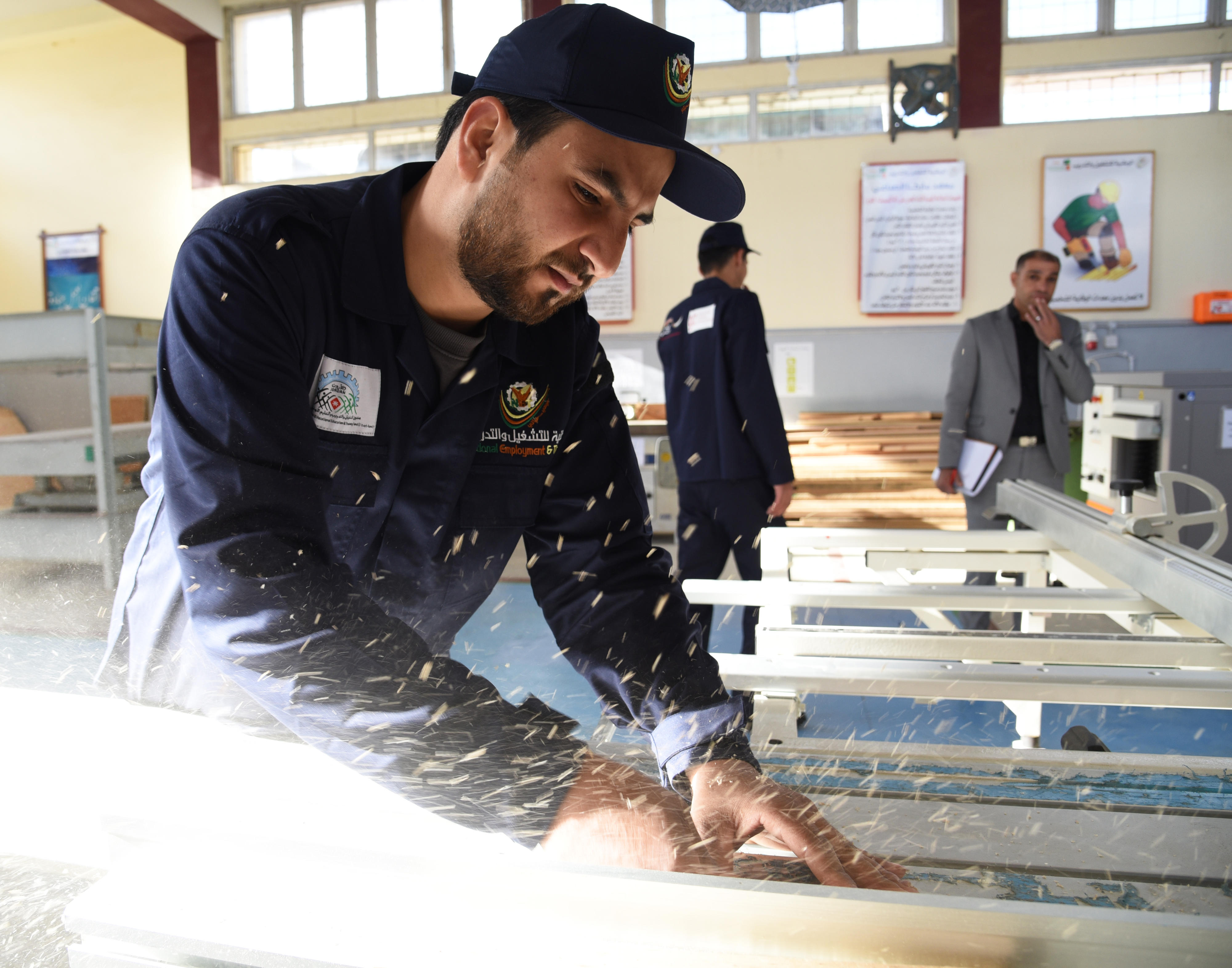 Ratreb Al Quaisi from Jordan is taking part in a carpentry training course in the GIZ project "Employment-oriented qualification in trades".