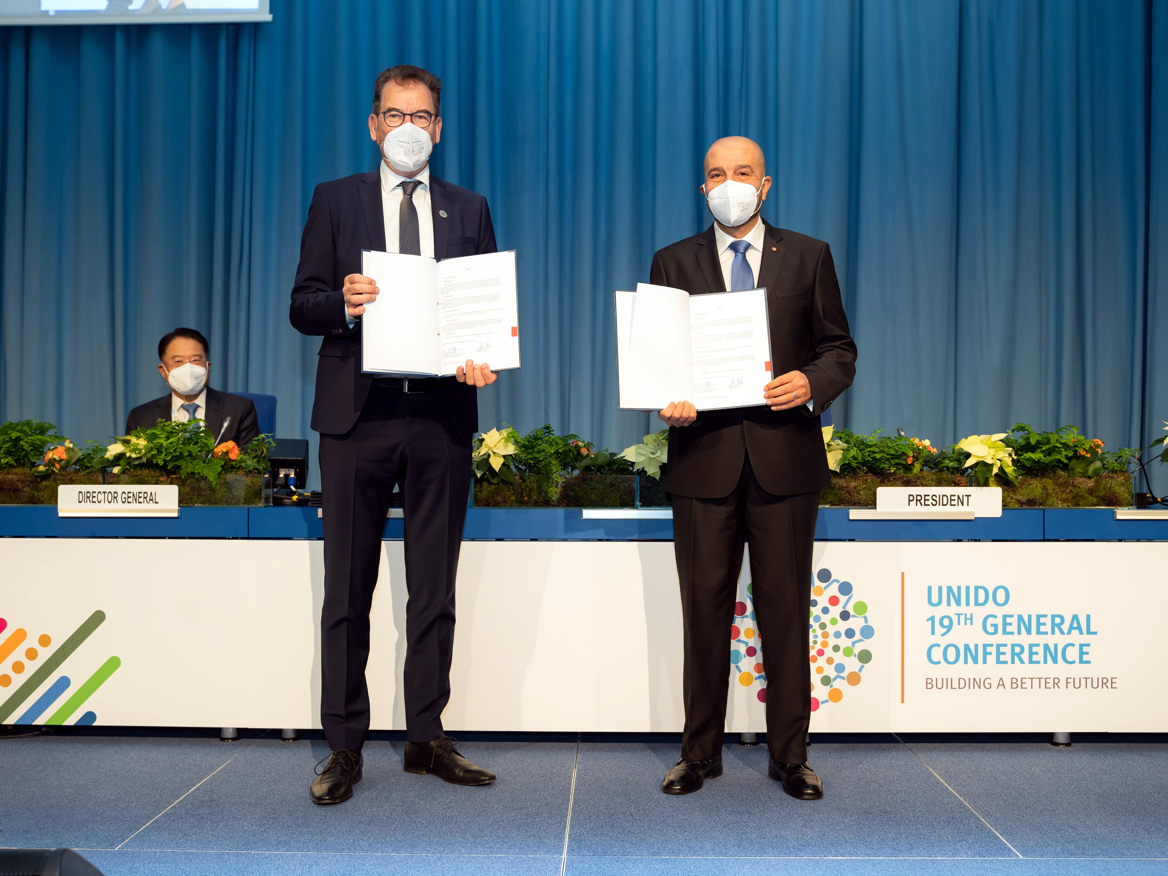 Gerd Müller, gewählter UNIDO-Generaldirektor, und Mohamed Mezghani, Außerordentlicher und bevollmächtigter Botschafter, mit den Ernennungsurkunden