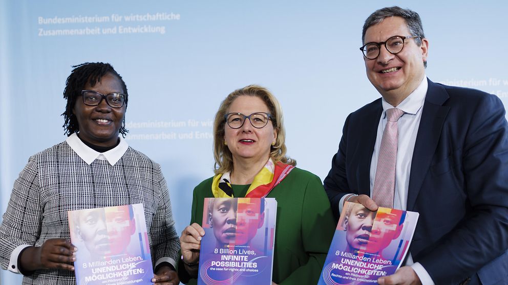 Monica Basemera von der Deutschen Stiftung Weltbevölkerung (DSW)/TeamUp Uganda, Bundesentwicklungsministerin Svenja Schulze und Jan Kreutzberg, Geschäftsführer der DSW, präsentieren die deutsche Kurzfassung des Weltbevölkerungsberichts 2023