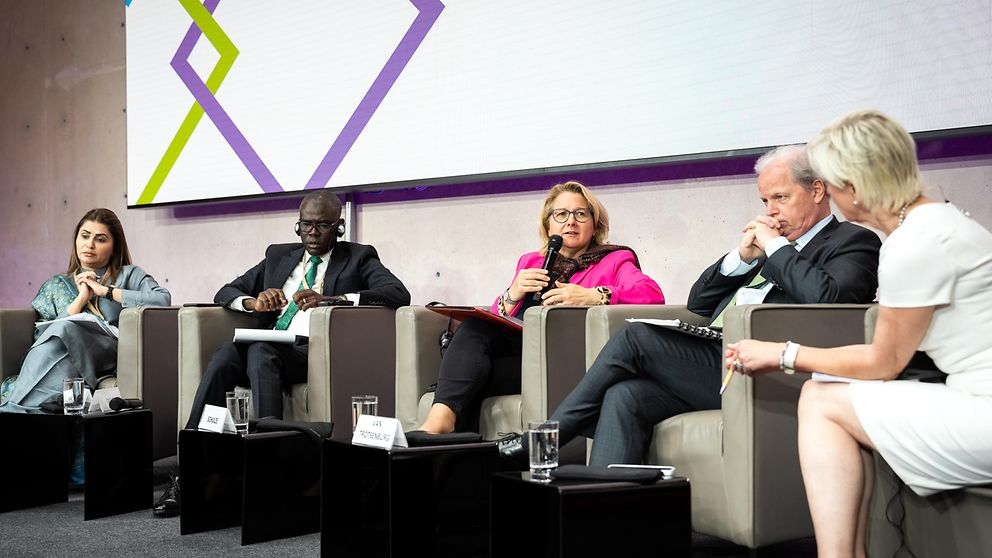 Diskussionsveranstaltung mit Ministerin Svenja Schulze während der Konferenz "Globales Forum zu sozialer Sicherung" in Berlin