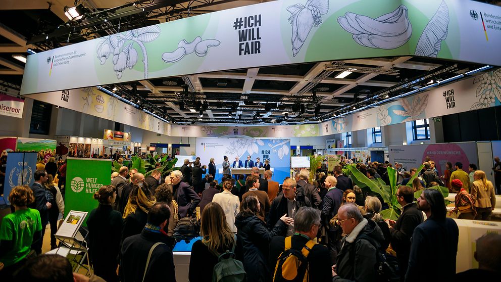 Diskussionsveranstaltung mit Staatssekretär Jochen Flasbarth am Stand des BMZ auf der Grünen Woche 2024 in Berlin