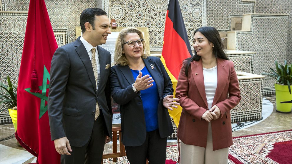 Entwicklungsministerin Svenja Schulze und die Integrationsbeauftragte der Bundesregierung, Staatsministerin Reem Alabali-Radovan, bei ihrem Treffen mit dem marokkanischen Arbeitsminister Younes Sekkouri am 25. Januar 2024 in Rabat