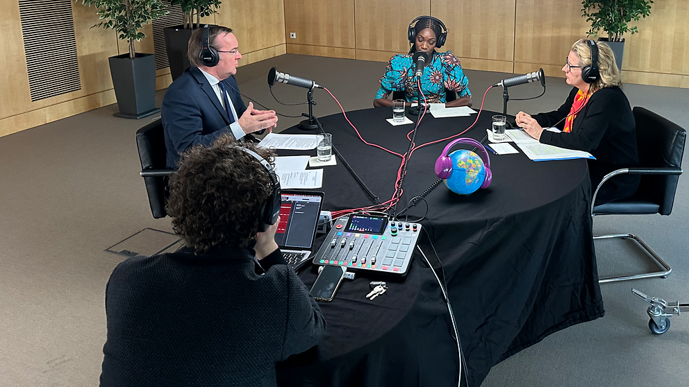 Verteidigungsminister Boris Pistorius, Moderatorin Liz Shoo und Bundesentwicklungsministerin Svenja Schulze bei der Aufnahme des BMZ-Podcasts "Entwicklungssache"