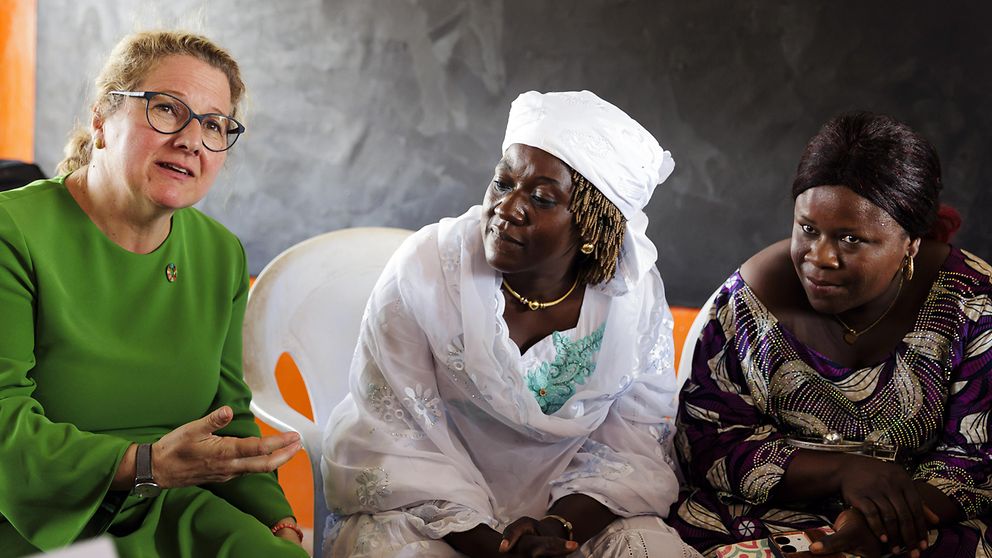 Entwicklungsministerin Schulze im Gespräch mit Frauen aus Nordbenin, einer Region, in der die Zahl der Anschläge durch extremistische Gruppen stark zugenommen hat. Die Bevölkerung leider unter der schlechten Sicherheitslage, wachsender Armut, Verteilungskonflikten und nicht ausreichenden staatlichen Dienstleistungen. Die Frauen werden durch einen von BMZ und Weltbank finanzierten Programm zur Entwicklung der kommunalen Infrastruktur profitieren.