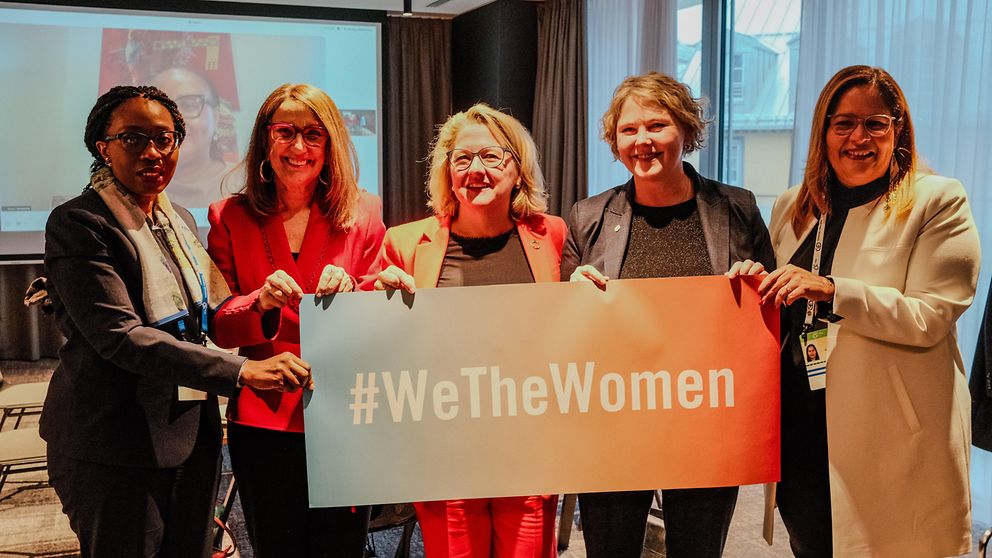 #WeTheWomen will die Stimmen von Frauen und Mädchen international hörbar machen. Treffen am Rande der Münchner Sicherheitskonferenz (von links nach rechts): Vera Songwe, Rebeca Grynspan, Svenja Schulze, Anne Beathe Tvinnereim und Yadir Salazar Mejía, im Hintergrund virtuell zugeschaltet: Bajabulile Swazi Tshabalala. 