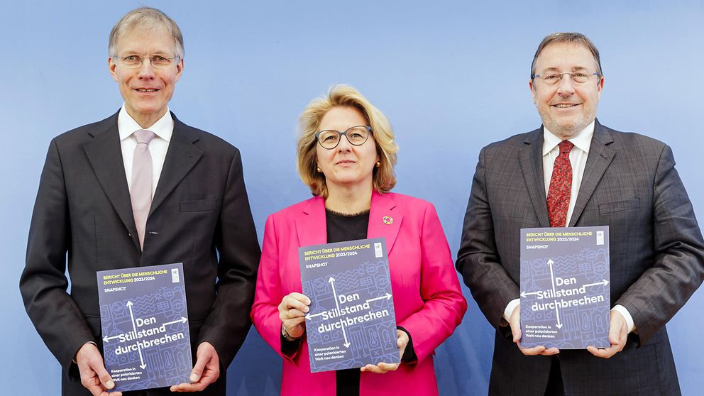 Dr. Ekkehard Griep, Vorsitzender der Deutschen Gesellschaft für die Vereinten Nationen e.V., Entwicklungsministerin Svenja Schulze und Achim Steiner, Leiter des Entwicklungsprogramms der Vereinten Nationen (UNDP), bei der Vorstellung des UN-Berichts über die menschlichen Entwicklung 2023/24 in Berlin