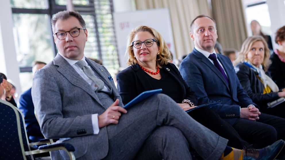 Von links: der ukrainische Botschafter Oleksii Makeiev, Bundesministerin Svenja Schulze und Andriy Chesnokov, ukrainischer Vize-Minister für Jugend und Sport, bei der Vorstellung der Fachkräfteinitiative in Berlin