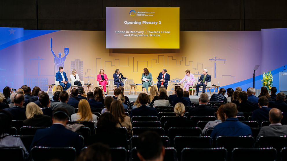 Entwicklungsministerin Svenja Schulze bei einer Podiumsdiskussion bei der Ukraine-Wiederaufbaukonferenz in Berlin