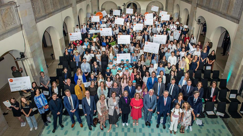 33.000 Schülerinnen und Schüler hatten mit ihren Lehrkräften an der 11. Runde des Schulwettbewerbs zur Entwicklungspolitik teilgenommen. Rund 300 von ihnen nahmen am 18. Juni 2024 stellvertretend die Ehrungen entgegen.
