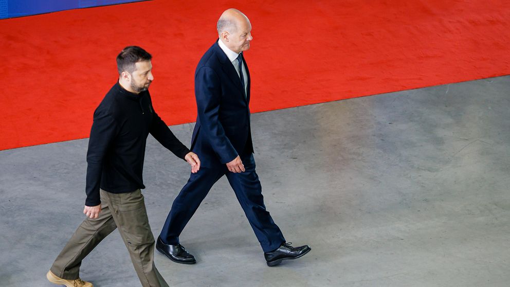 Der ukrainische Präsident Wolodimyr Selenskyj und Bundeskanzler Olaf Scholz bei der Eröffnung der Ukraine-Wiederaufbaukonferenz am 11. Juni 2024 in Berlin